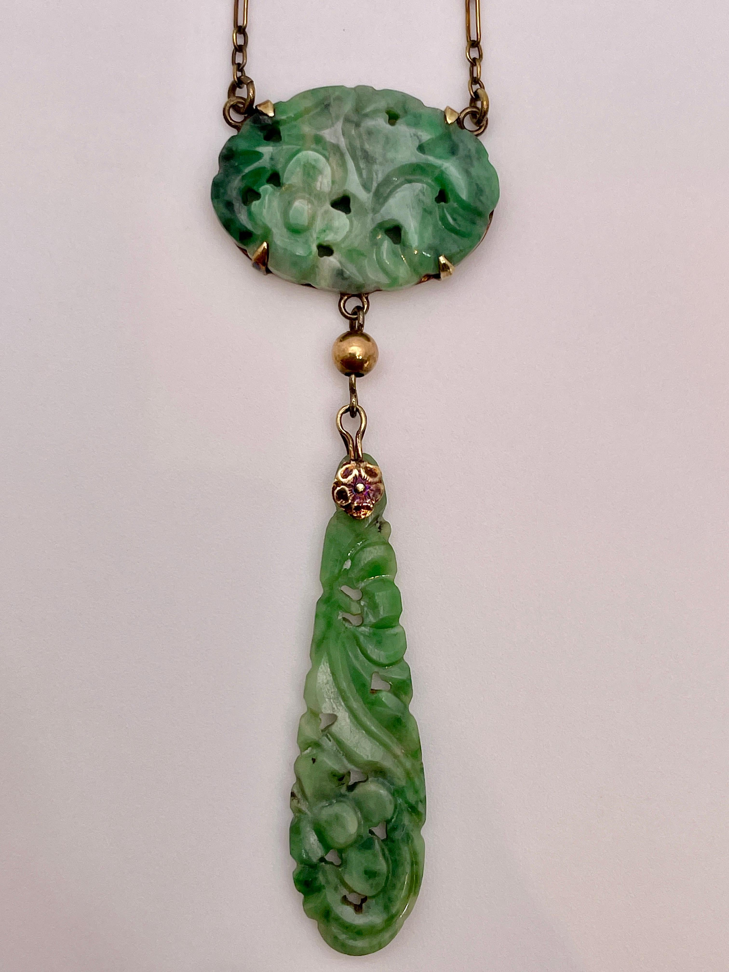 Collier pendentif victorien certifié en or jaune 14 carats et jade sculpté en vente 1