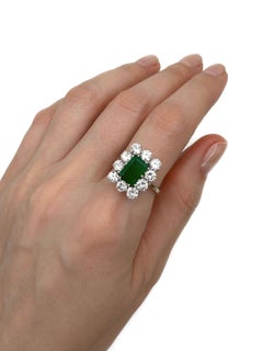 Zertifizierter Vintage-Ring aus 18-karätigem Gold mit einem 1,6-Karat-Smaragd und einem 2,0-Karat-Diamantcluster