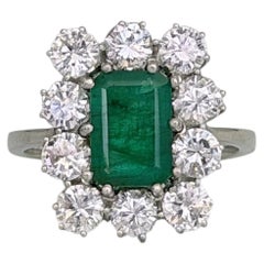 Zertifizierter Vintage-Ring aus 18-karätigem Gold mit einem 1,6-Karat-Smaragd und einem 2,0-Karat-Diamantcluster