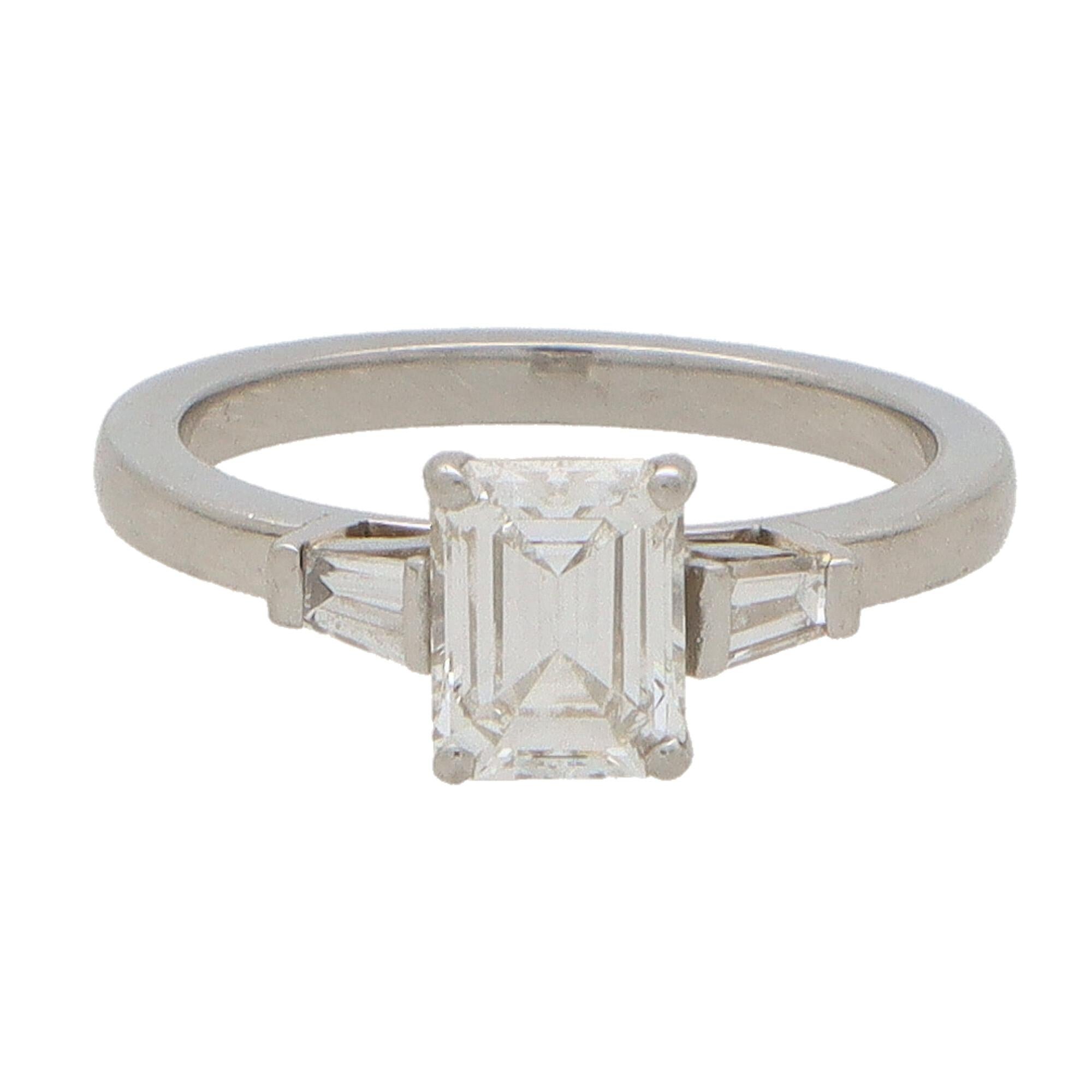 Certified Vintage Emerald Cut Diamond Ring Set in Platinum In Excellent Condition For Sale In London, GB