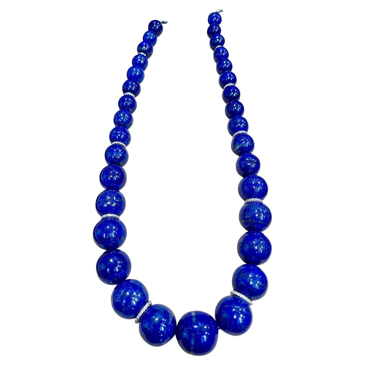 
Zertifizierter Lapislazuli Vintage Lapislazuli Einzelstrang Halskette  mit 2,5-Karat-Diamanten-Ringen und  14 Karat  Weißgold-Schließe
Diese wunderbare Vintage Lapis Lazuli  Halskette mit 1 Reihe üppiger  riesige Perlen mit 10