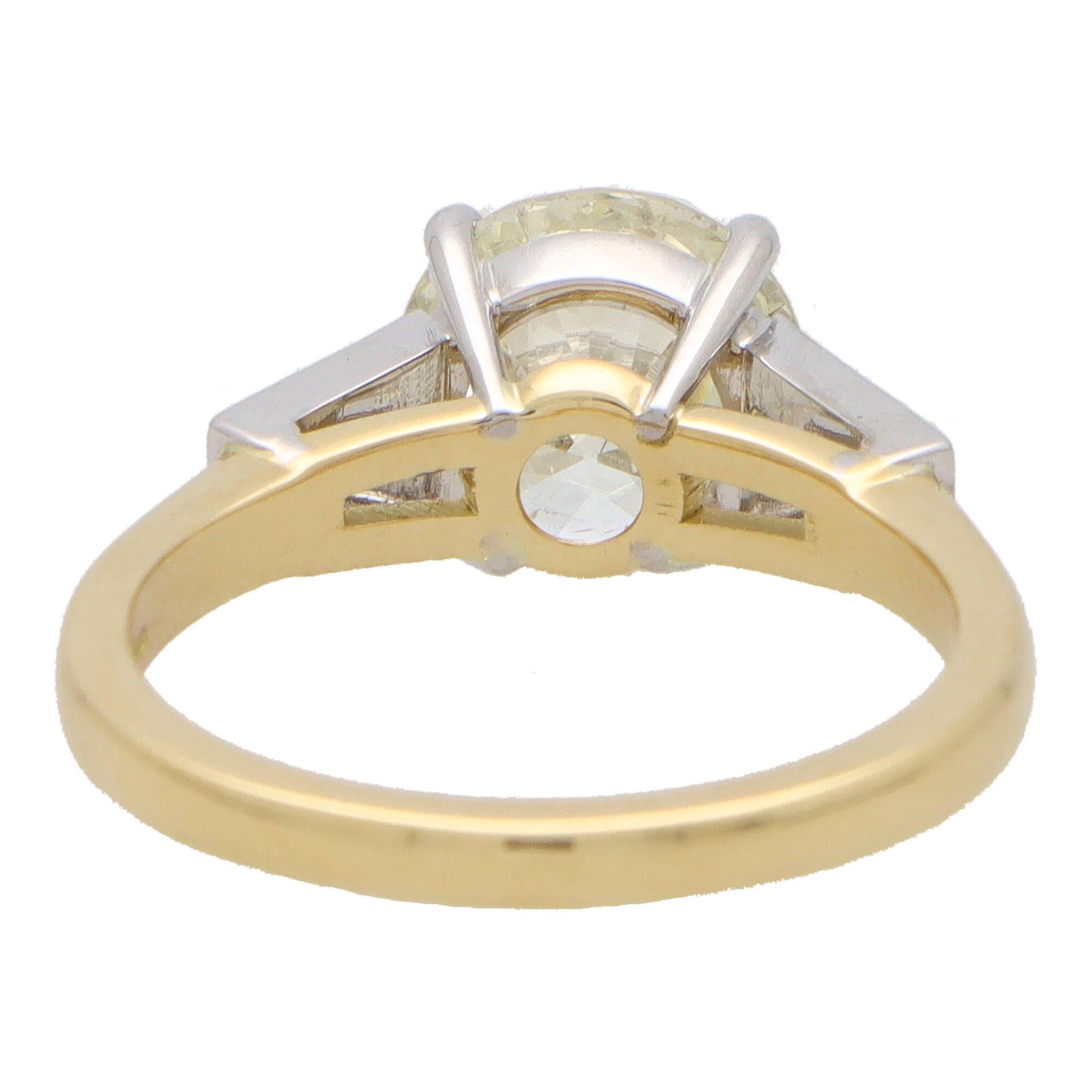 Certified Vintage Round and Tapered Baguette Ring in Yellow Gold and Platinum In New Condition For Sale In London, GB
