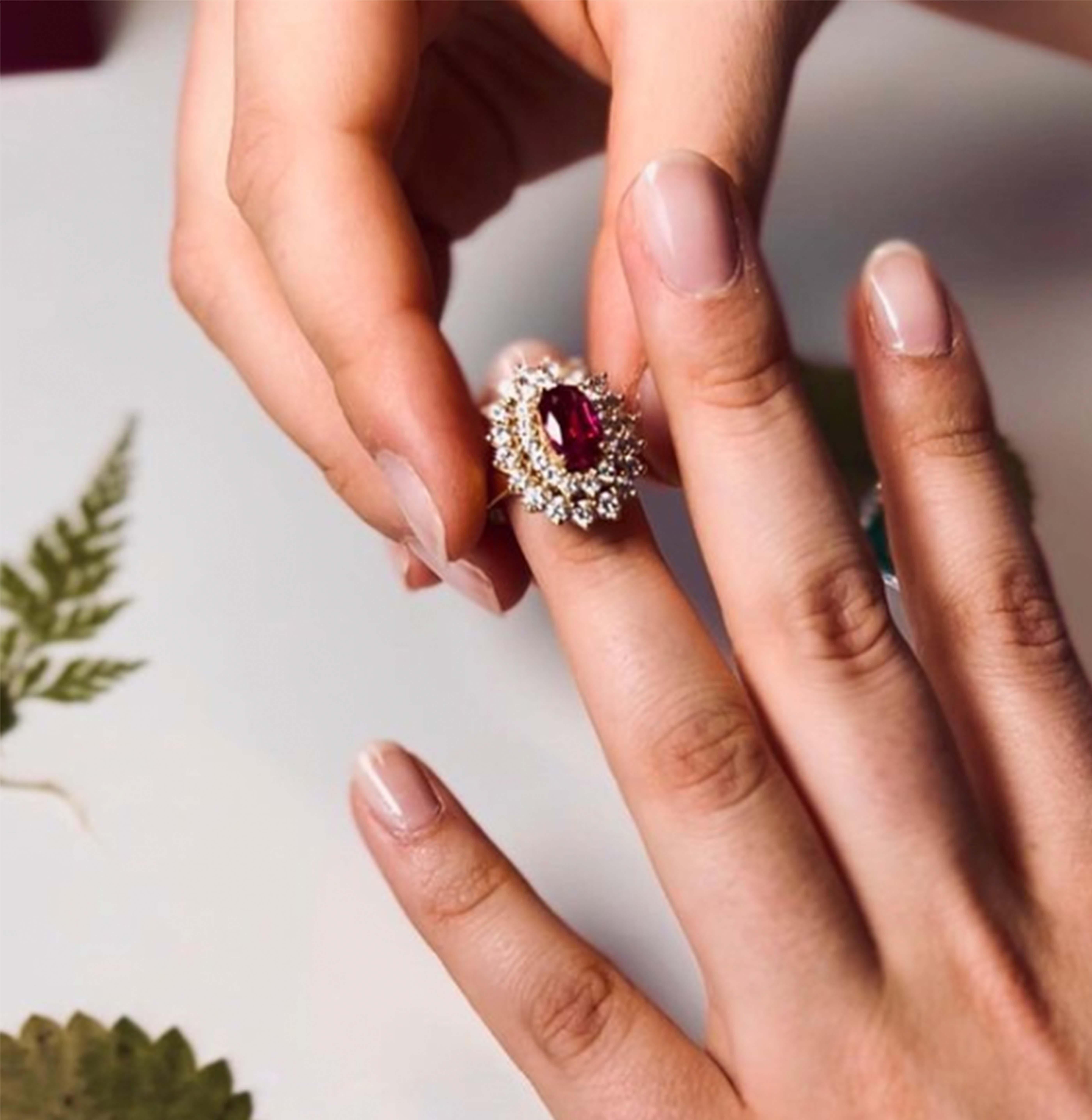 Zertifizierter Vintage-Cluster-Ring mit unbehandeltem Burma-Rubin und weißen Diamanten im Angebot 2