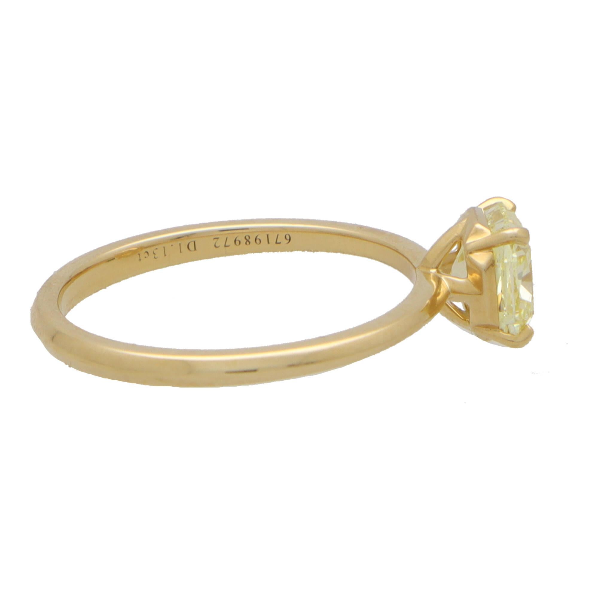 Zertifizierter Vintage Tiffany & Co. 'Tiffany True' Diamantring mit gelbem Kissenschliff (Moderne) im Angebot