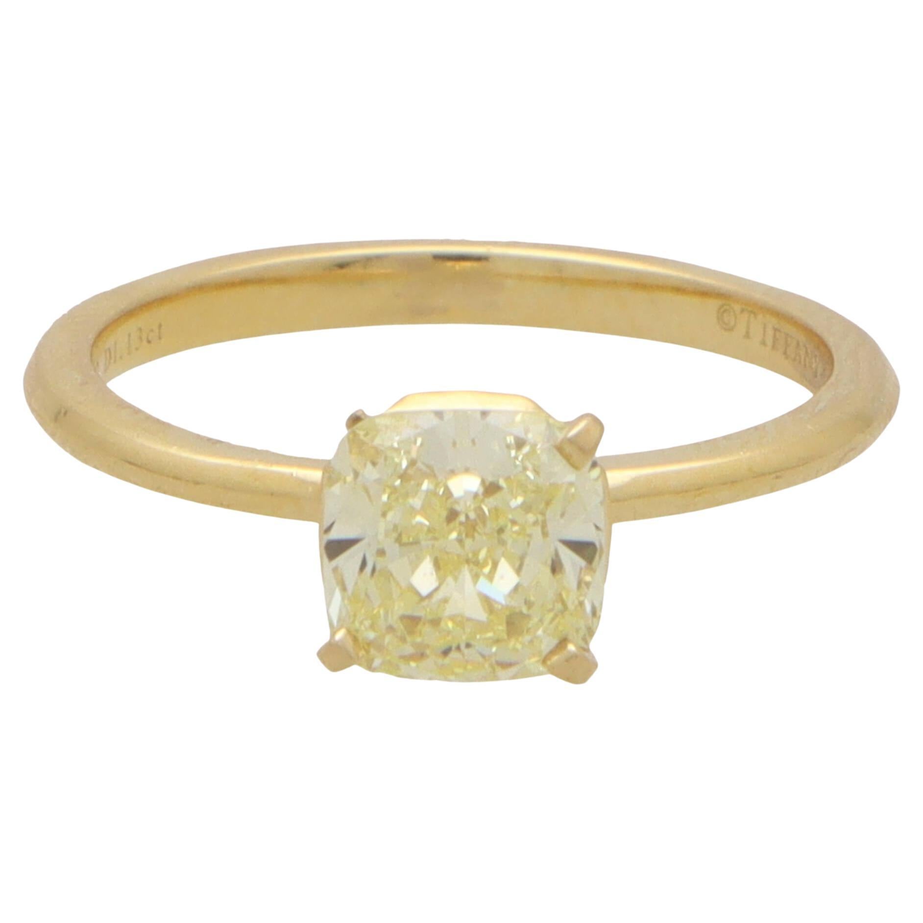 Moderne Bague vintage certifiée Tiffany & Co. « Tiffany True » en diamant jaune taille coussin en vente