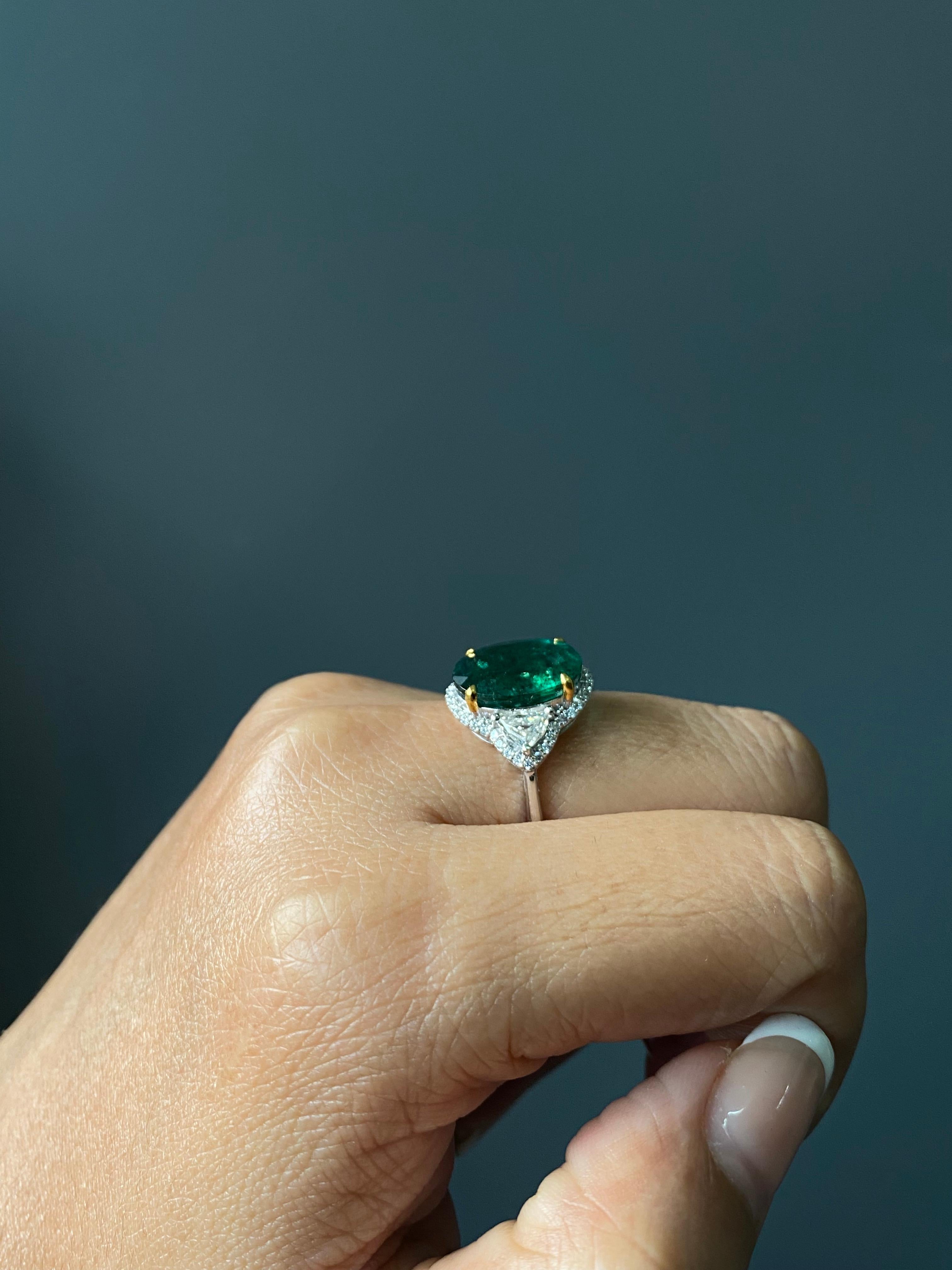 Oval Cut Certified Vivid Emerald and Diamond Ring In 18K White Gold Ring