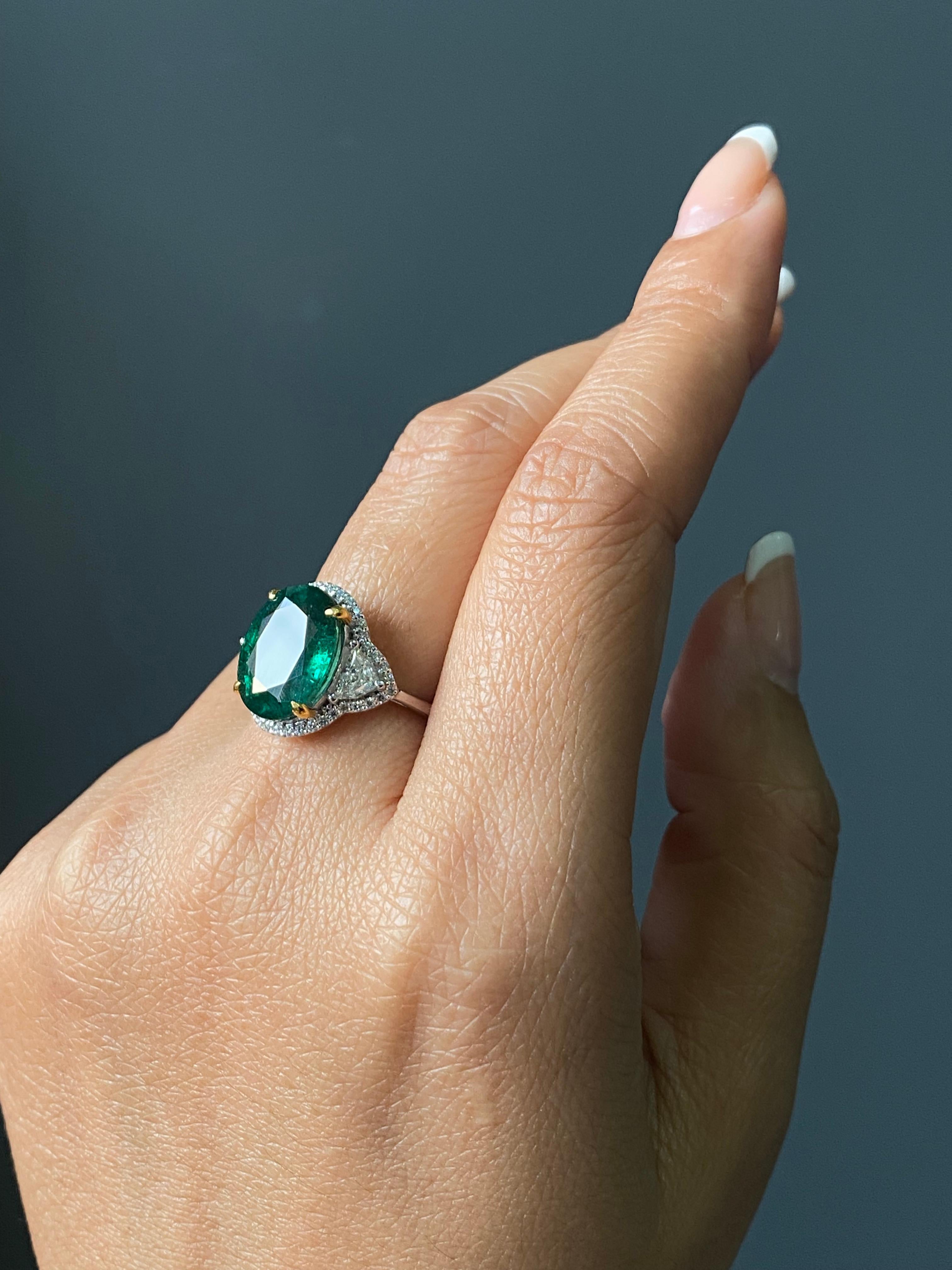Certified Vivid Emerald and Diamond Ring In 18K White Gold Ring In New Condition In Bangkok, Thailand