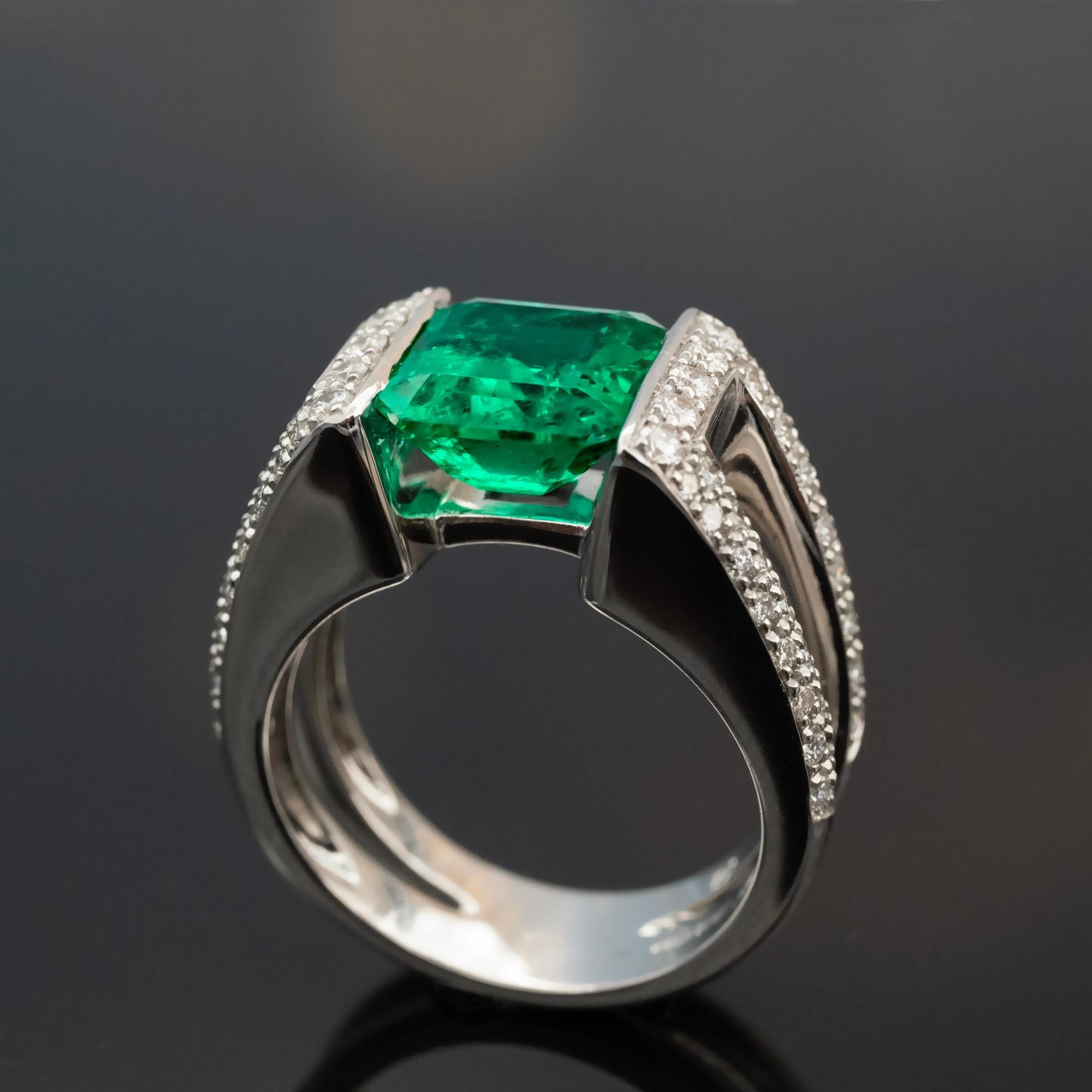 Contemporary Certified Vivid Green Colombian Emerald and Diamonds Ring For Sale