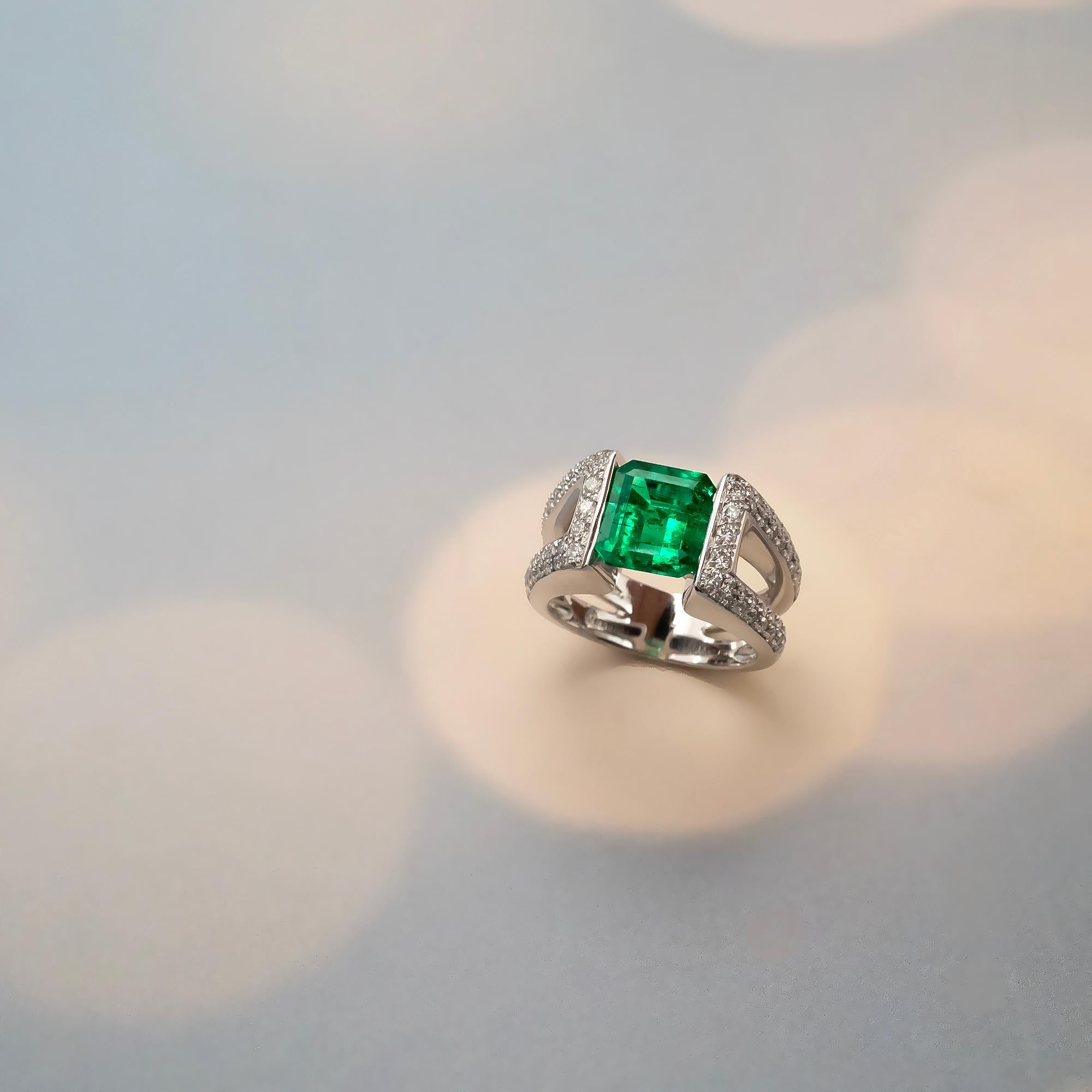 Certified Vivid Green Colombian Emerald and Diamonds Ring In New Condition For Sale In Monte Carlo, MC