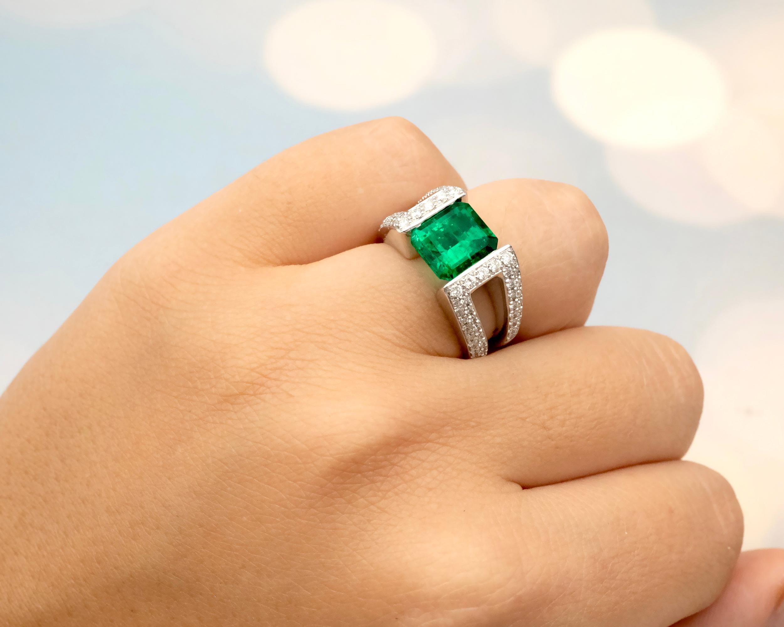 Women's Certified Vivid Green Colombian Emerald and Diamonds Ring For Sale