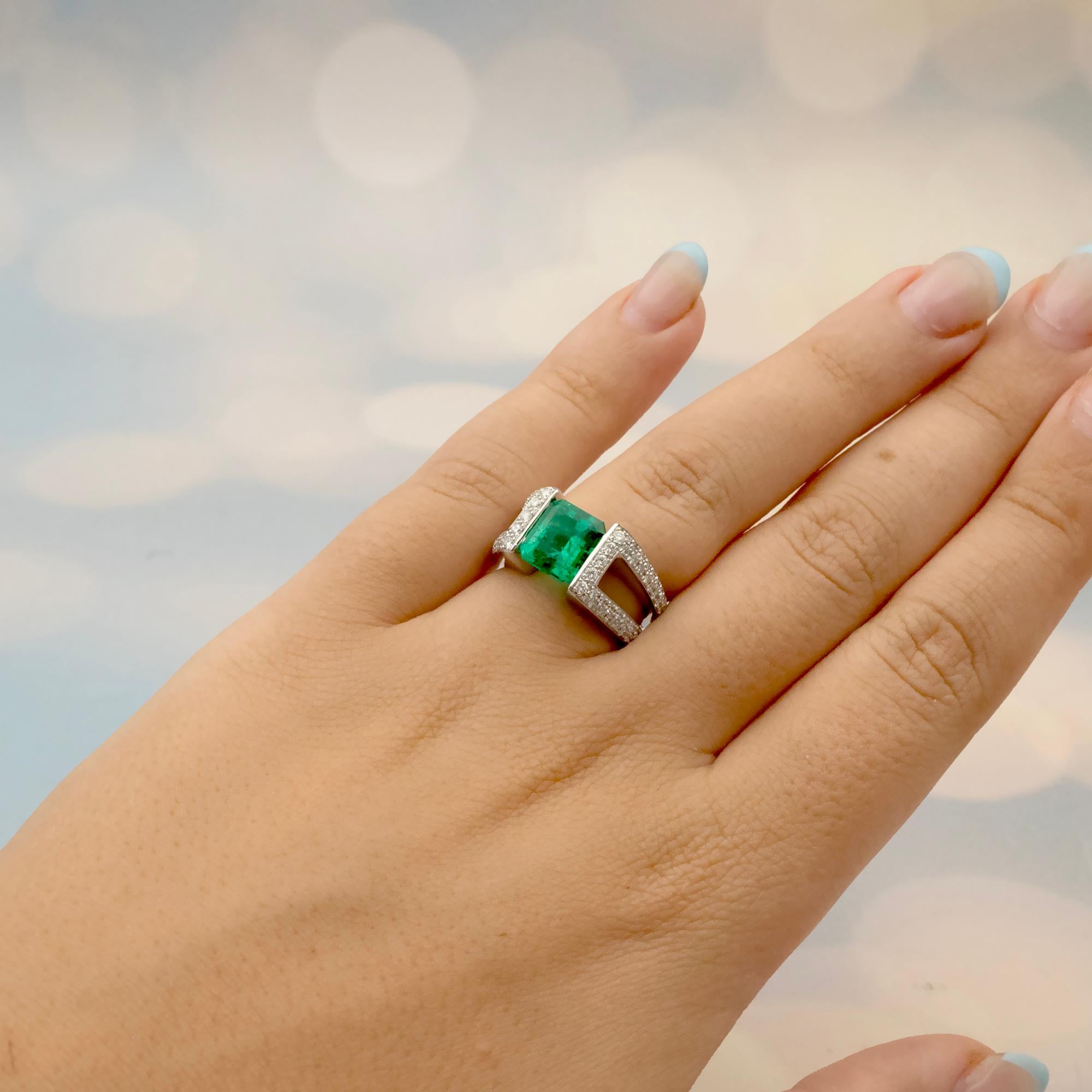 Certified Vivid Green Colombian Emerald and Diamonds Ring For Sale 1