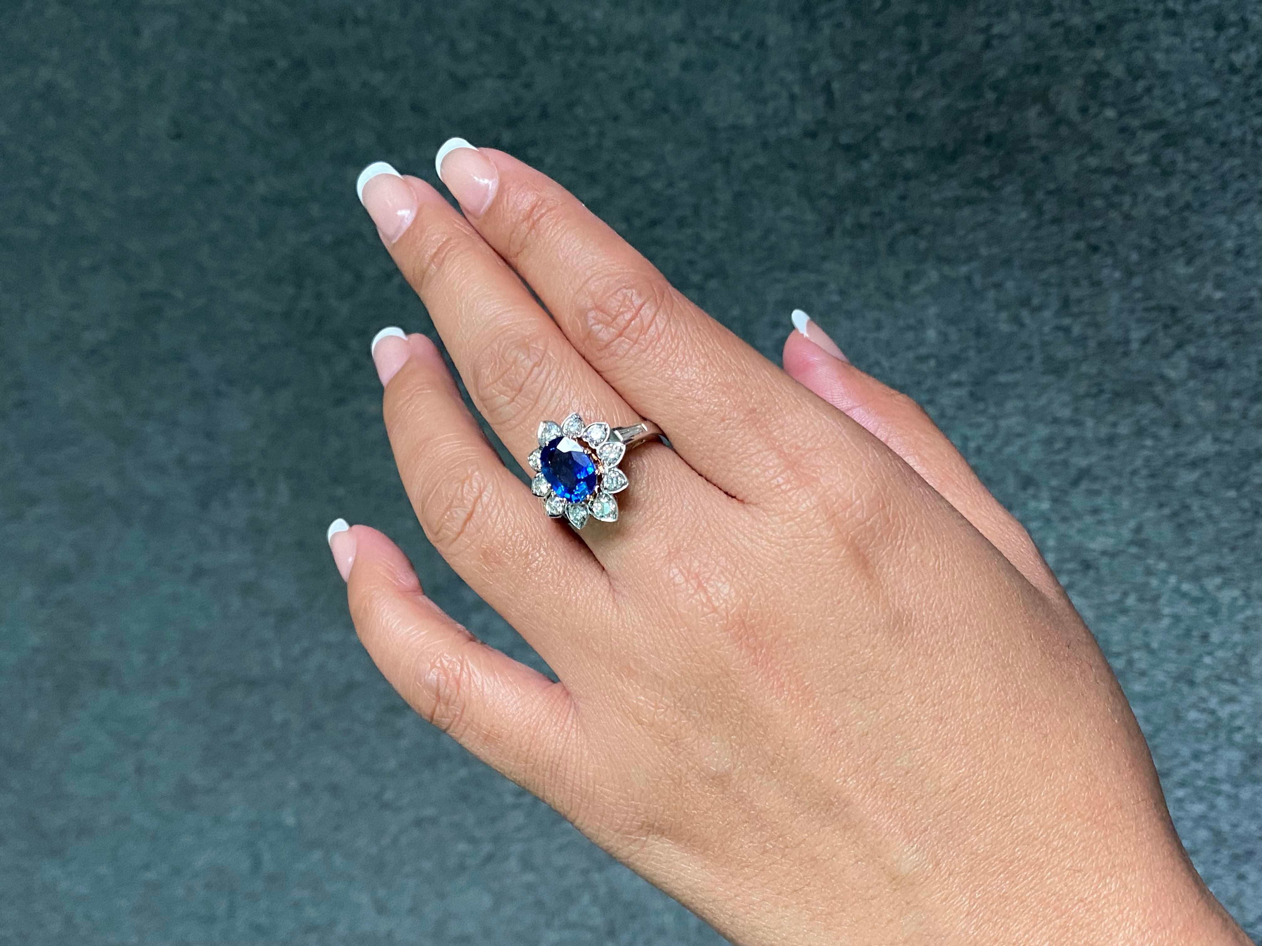 Art déco Bague de fiançailles en or 18 carats certifiée Vivid Diamonds et saphir naturel en vente