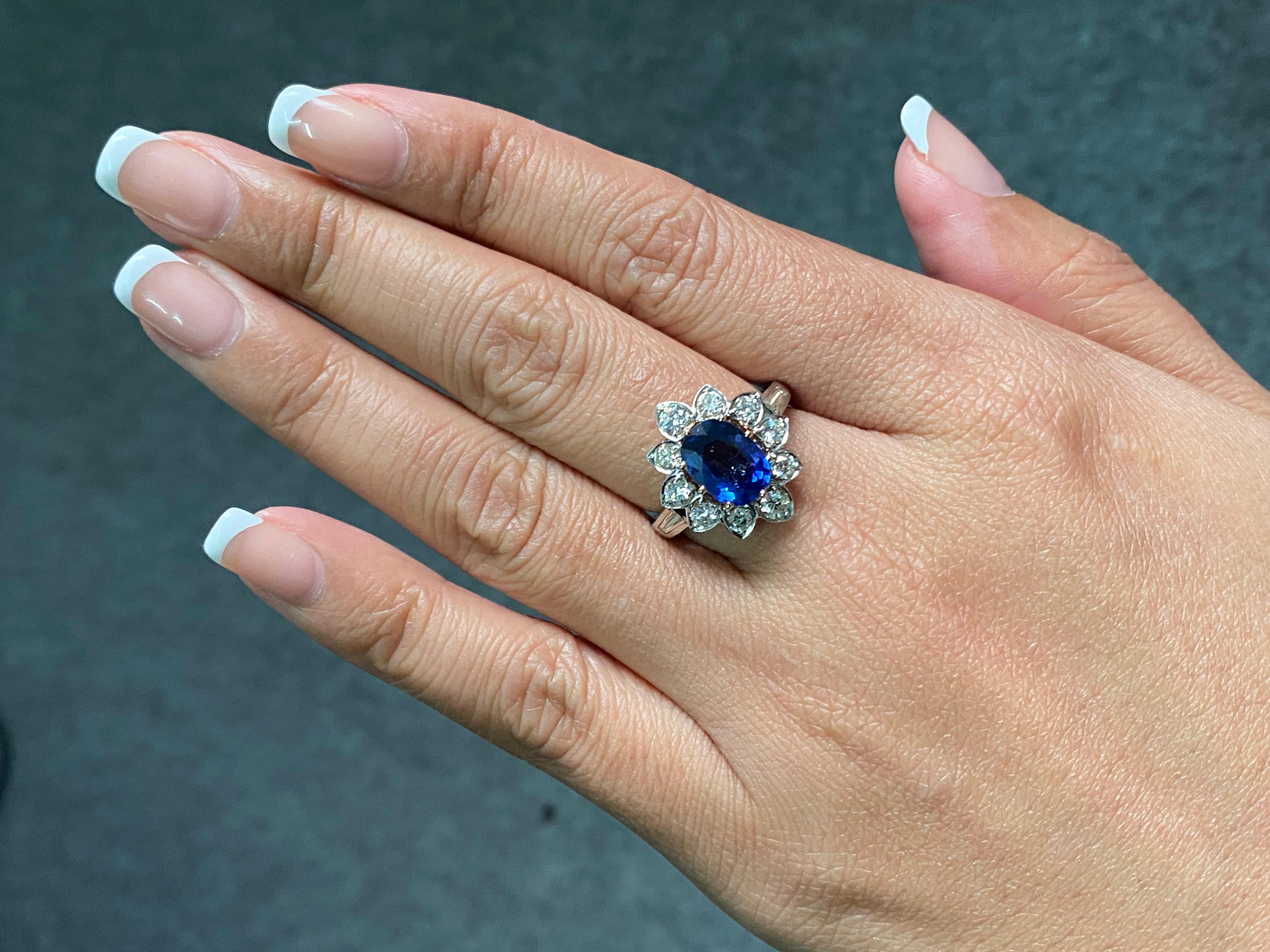 Taille ovale Bague de fiançailles en or 18 carats certifiée Vivid Diamonds et saphir naturel en vente