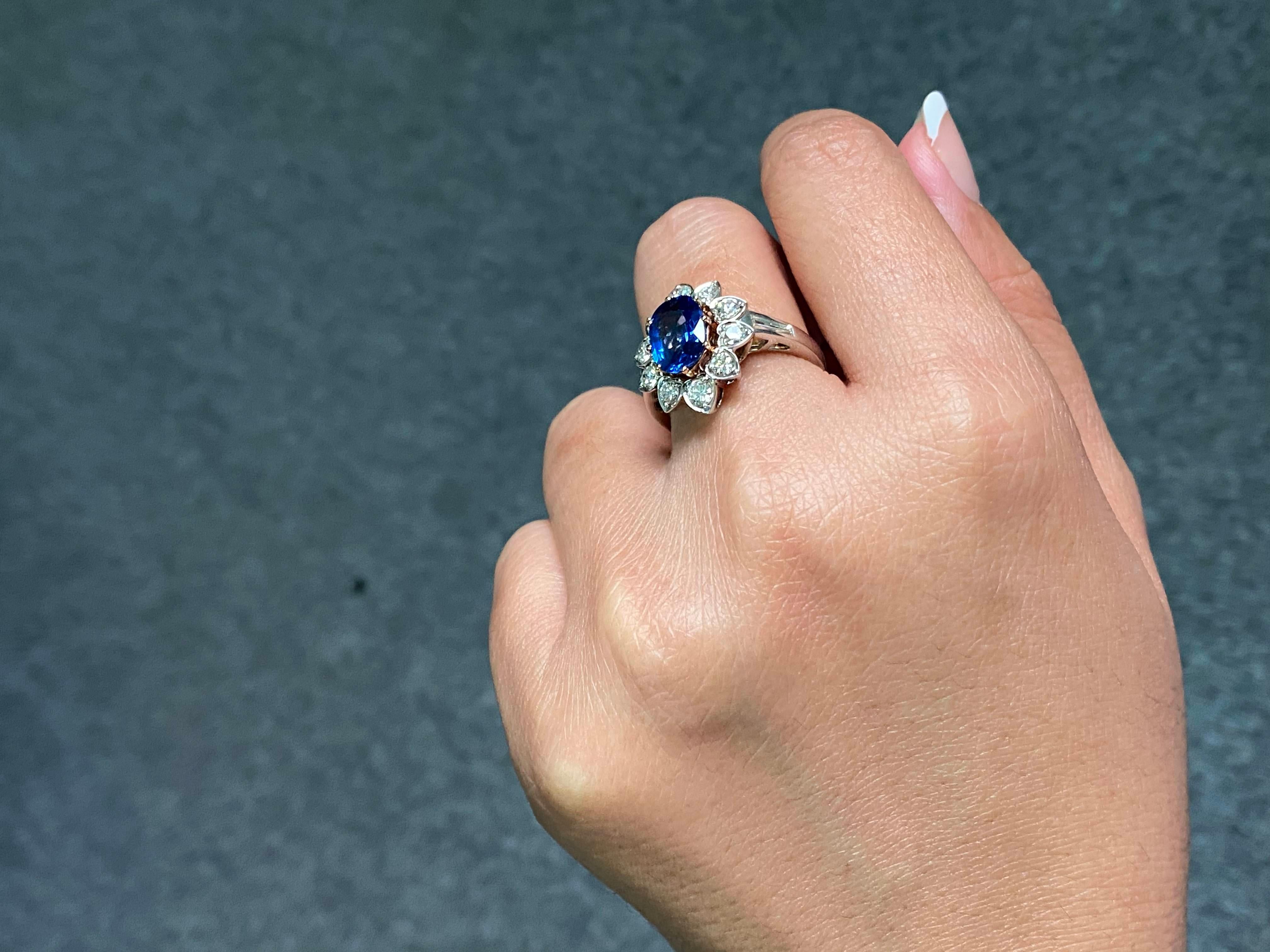 Bague de fiançailles en or 18 carats certifiée Vivid Diamonds et saphir naturel Neuf - En vente à Bangkok, Thailand
