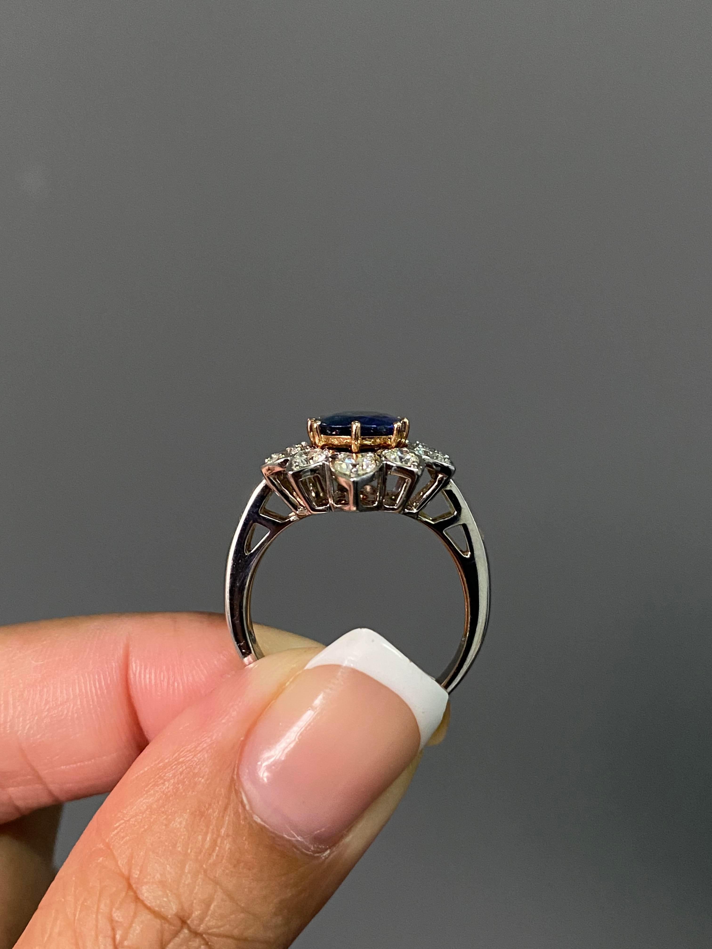 Bague de fiançailles en or 18 carats certifiée Vivid Diamonds et saphir naturel en vente 1
