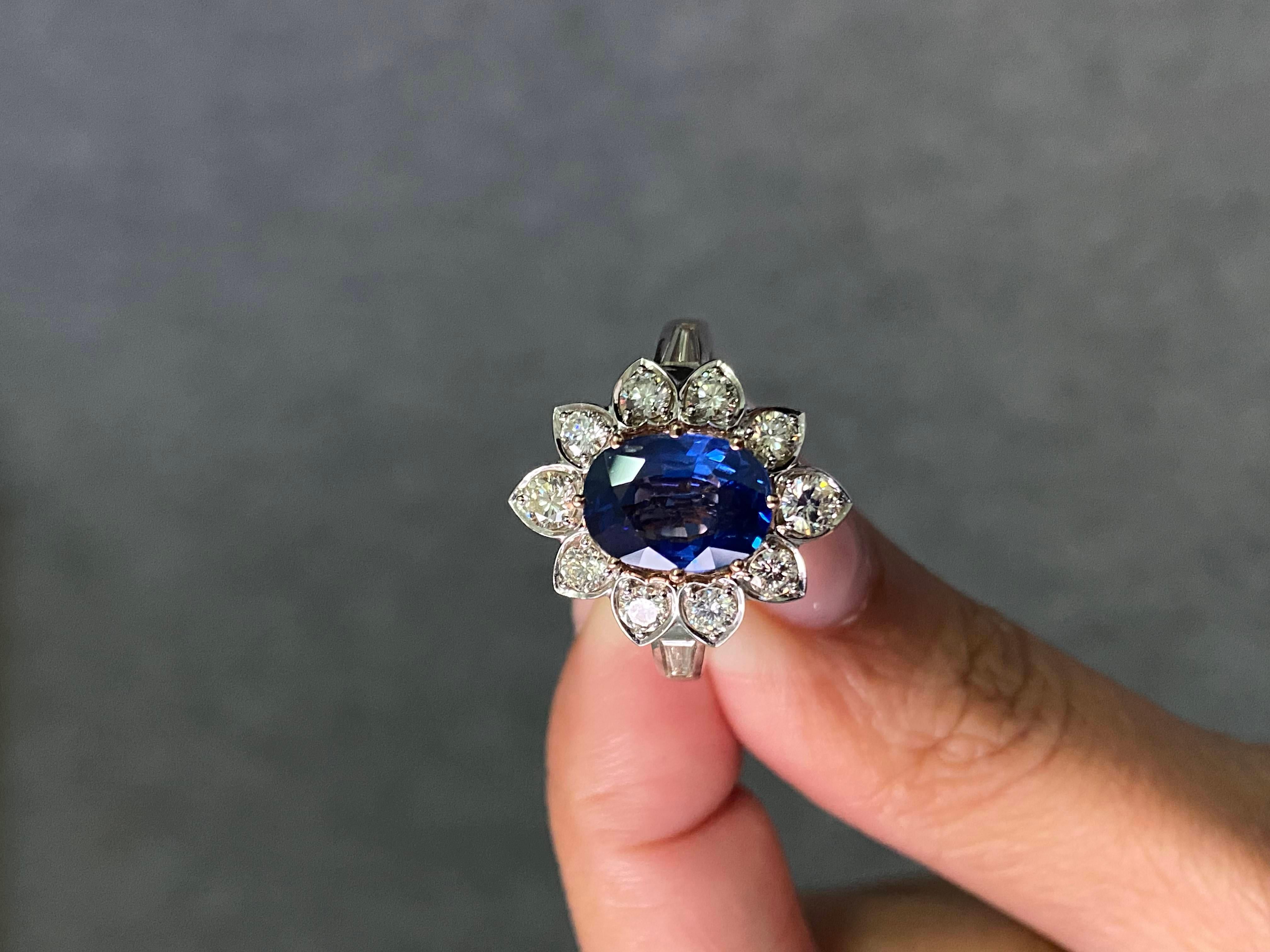 Bague de fiançailles en or 18 carats certifiée Vivid Diamonds et saphir naturel en vente 2