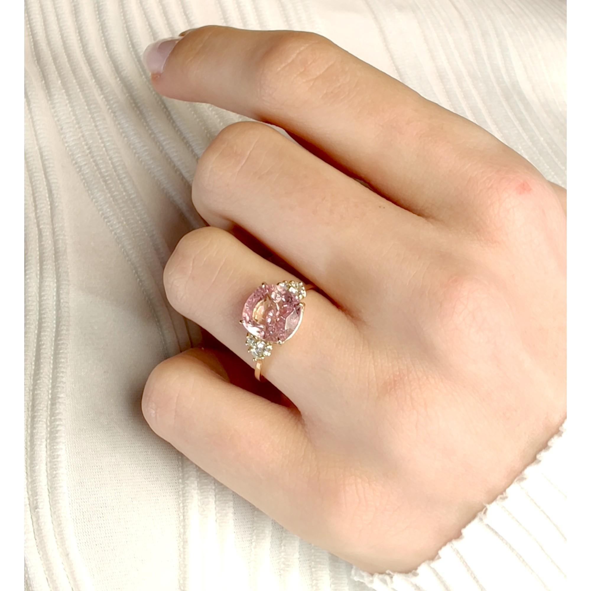 
Ring size: US 7.5 - 
Total weight: 2.41 kg


Gemstones:
One pink tourmaline.
- Very pronounced color play.
- Cut: square cushion.
- Weight: 3.63 carats.
- Dimensions: 9.30 x 9.00 x 5.60 mm

Natural diamonds:
- Two natural diamonds.
- Cut: