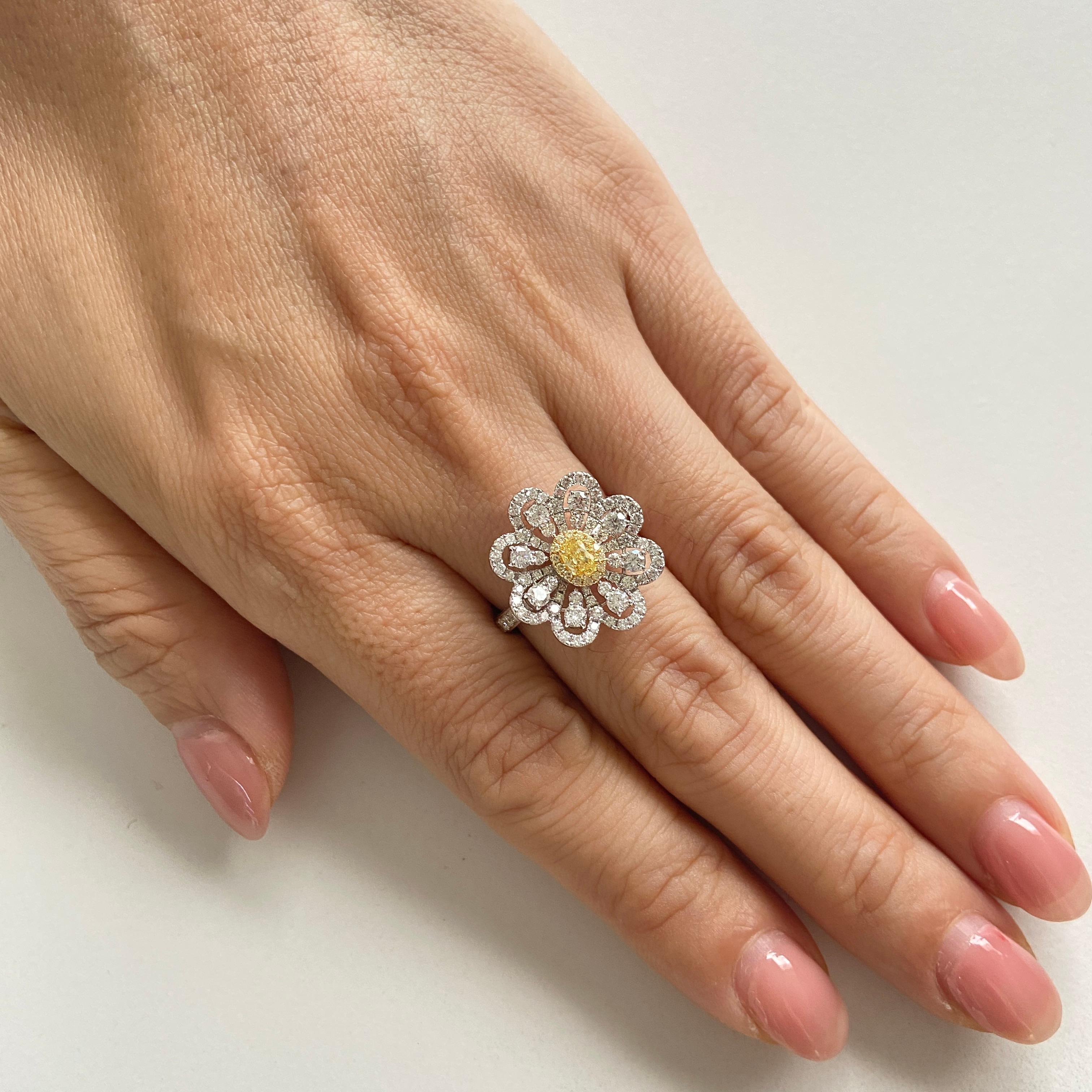 Certified Yellow and White Diamond Floral K18 Gold Ring In New Condition For Sale In Hong Kong, HK
