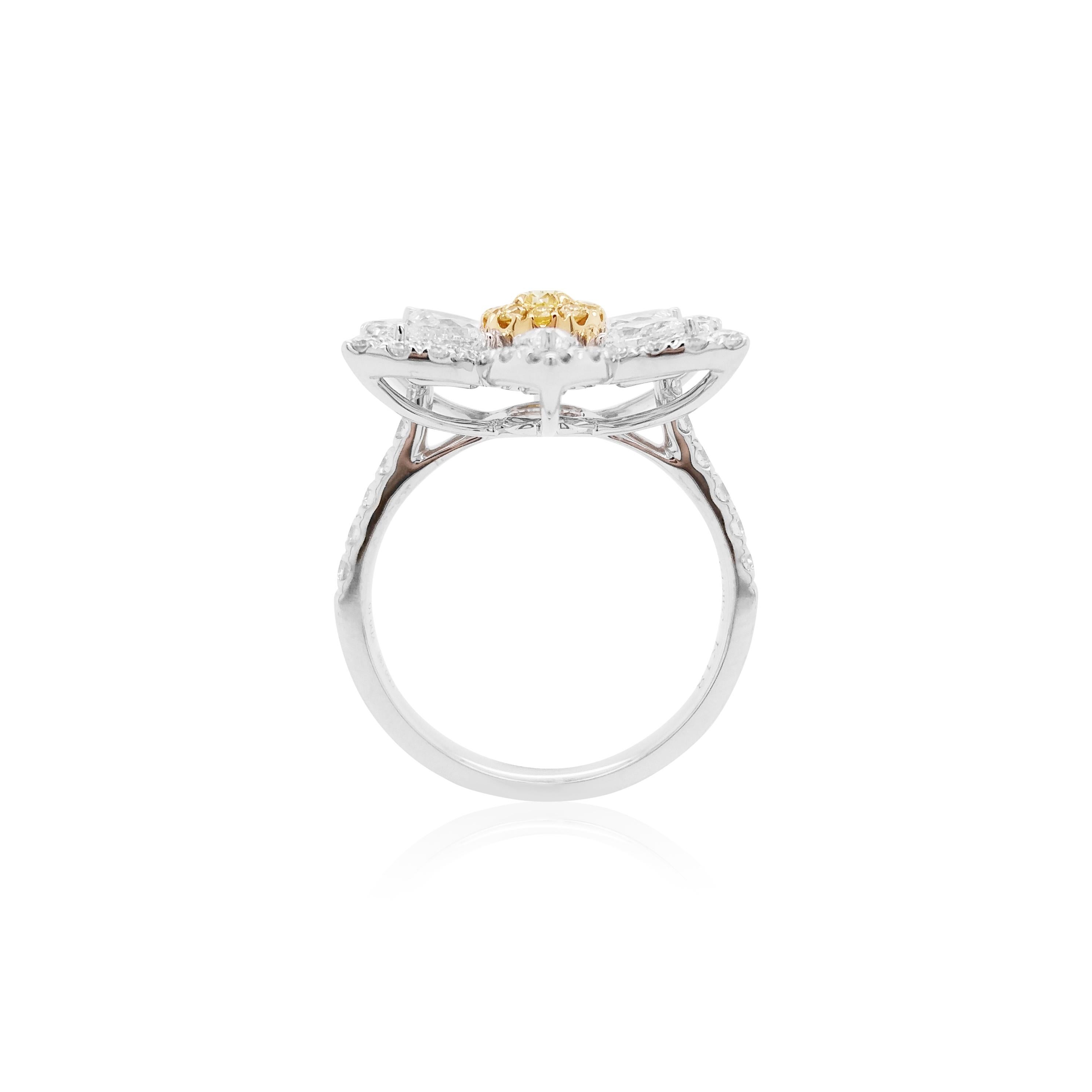 Contemporary Certified Yellow Diamond White Diamond 18K Gold Cocktail Ring For Sale