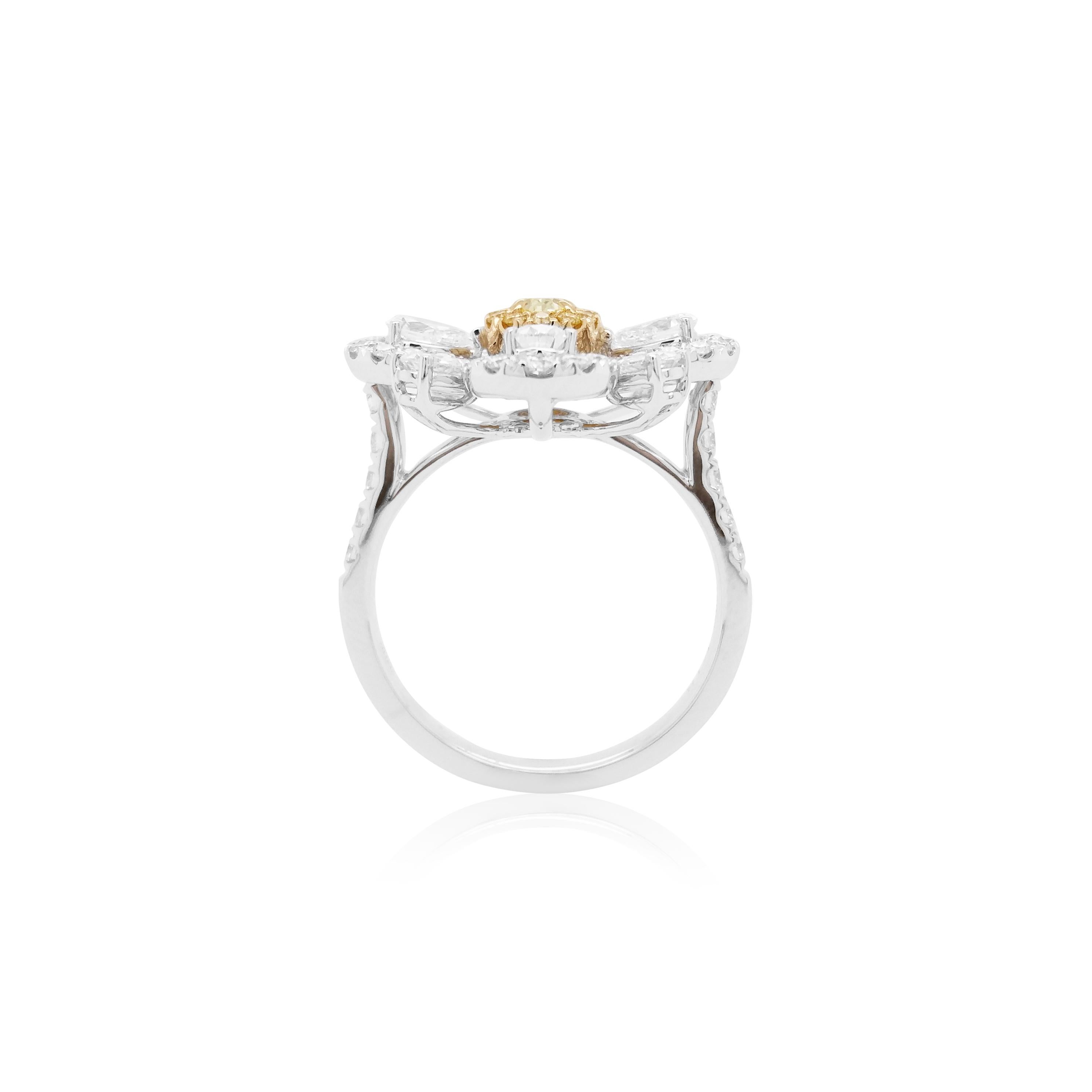 Contemporary Certified Yellow Diamond White Diamond 18K Gold Cocktail Ring