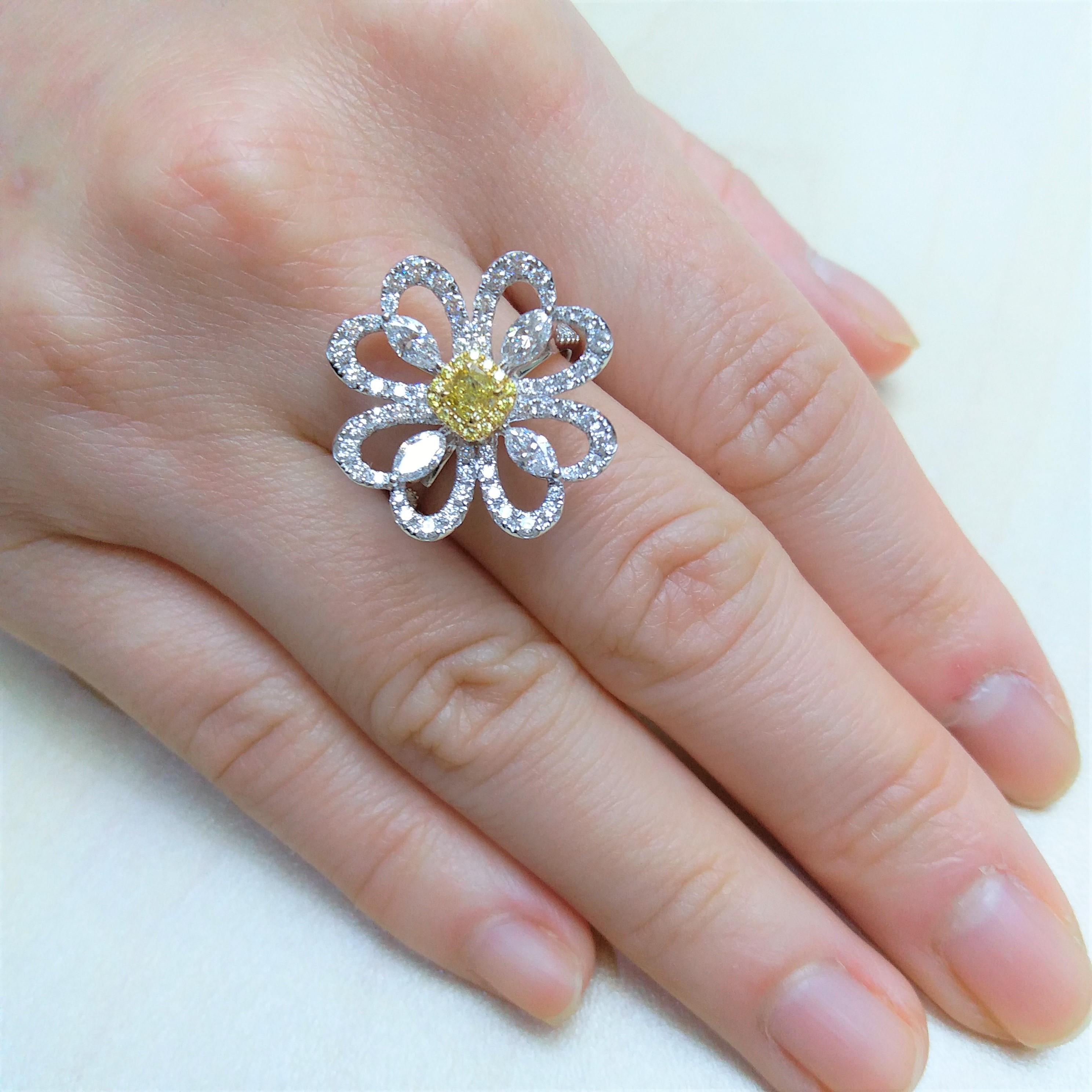Certified Yellow Diamond White Diamond 18K Gold Cocktail Ring In New Condition In Hong Kong, HK