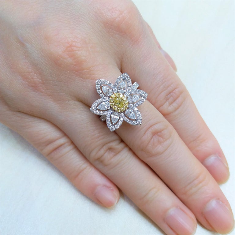 Certified Yellow Diamond White Diamond 18K Gold Cocktail Ring In New Condition For Sale In Hong Kong, HK