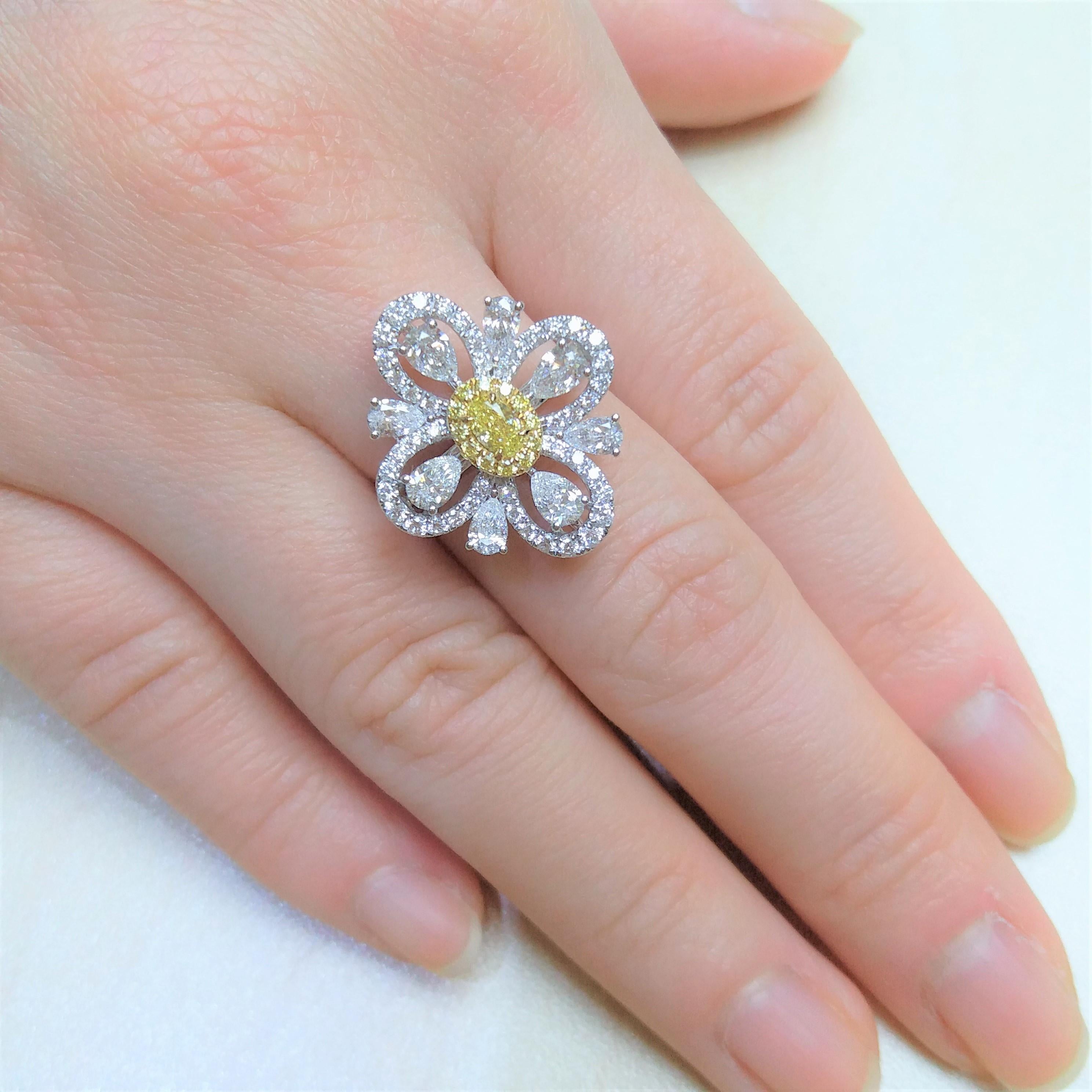 Certified Yellow Diamond White Diamond 18K Gold Cocktail Ring In New Condition In Hong Kong, HK