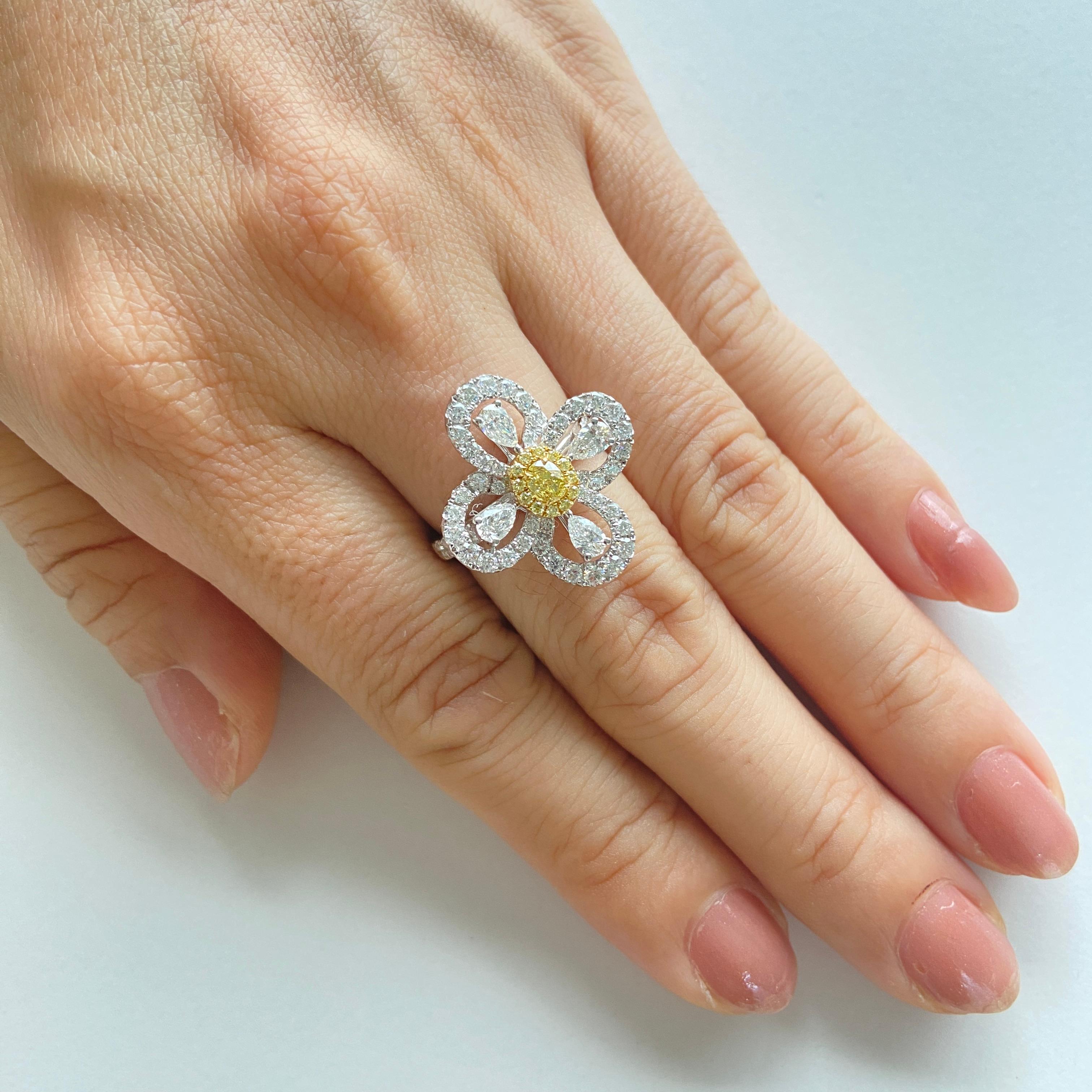 Bague cocktail en or 18 carats avec diamant jaune certifié et diamant blanc Pour femmes en vente