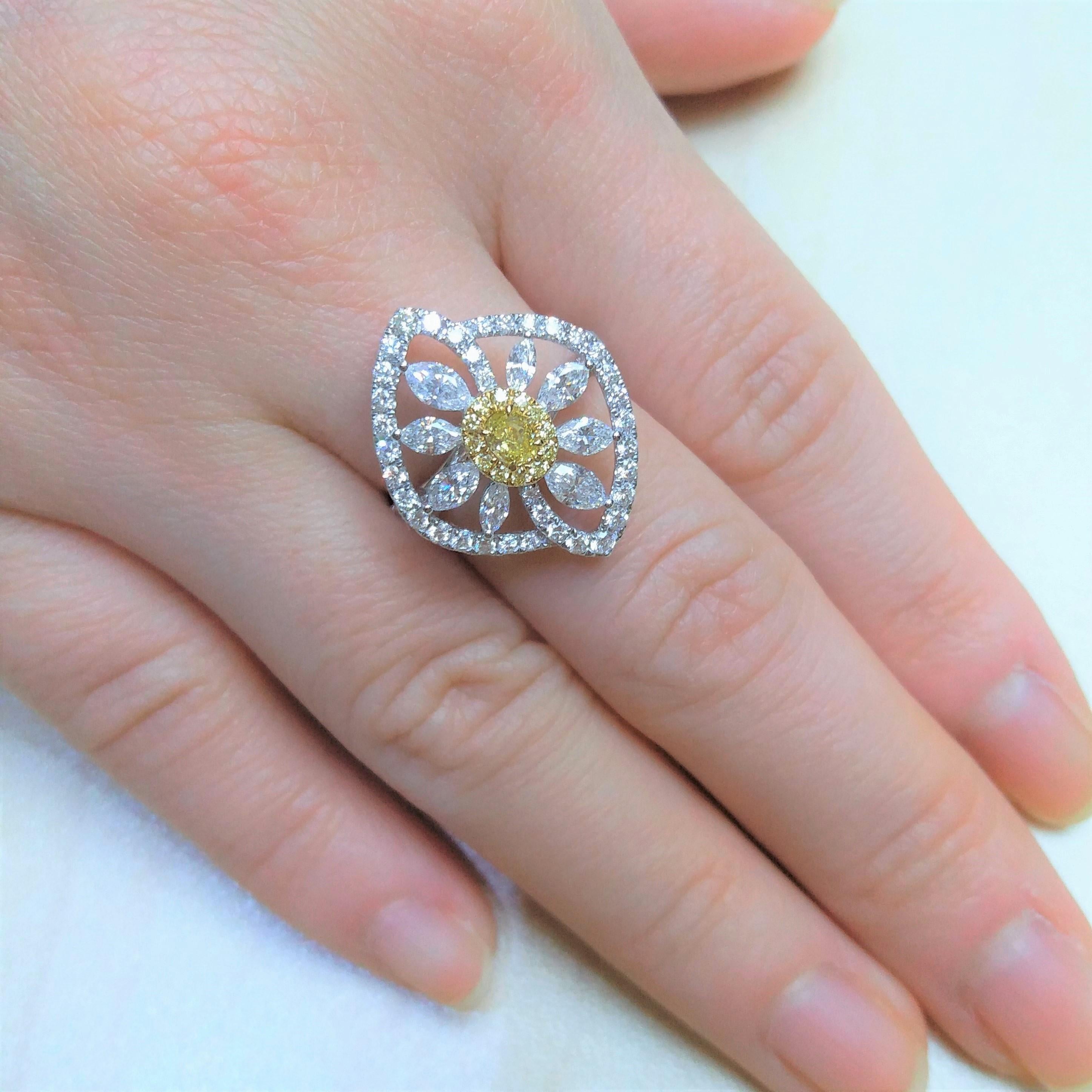 Bague cocktail en or 18 carats avec diamant jaune certifié et diamant blanc Pour femmes en vente