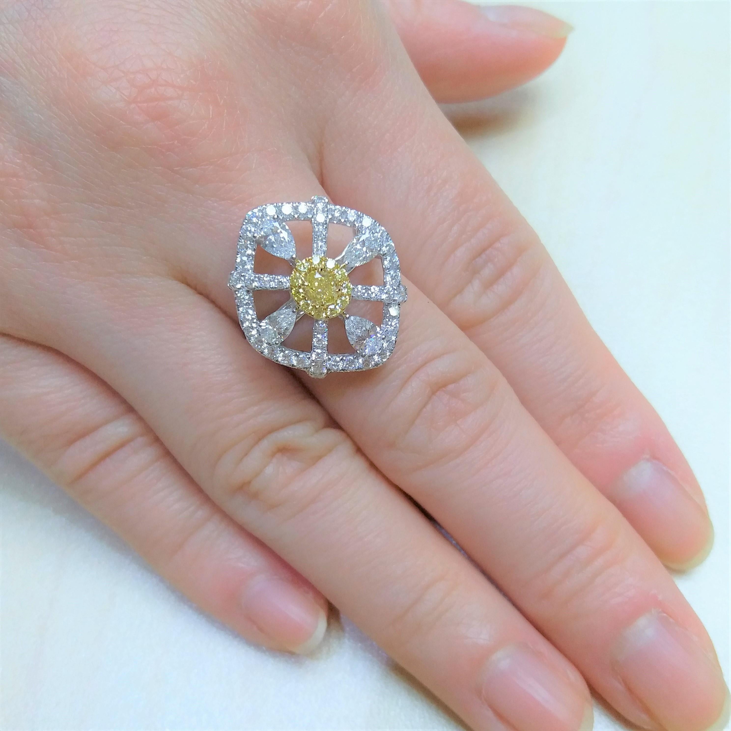 Bague cocktail en or 18 carats avec diamant jaune certifié et diamant blanc Pour femmes en vente