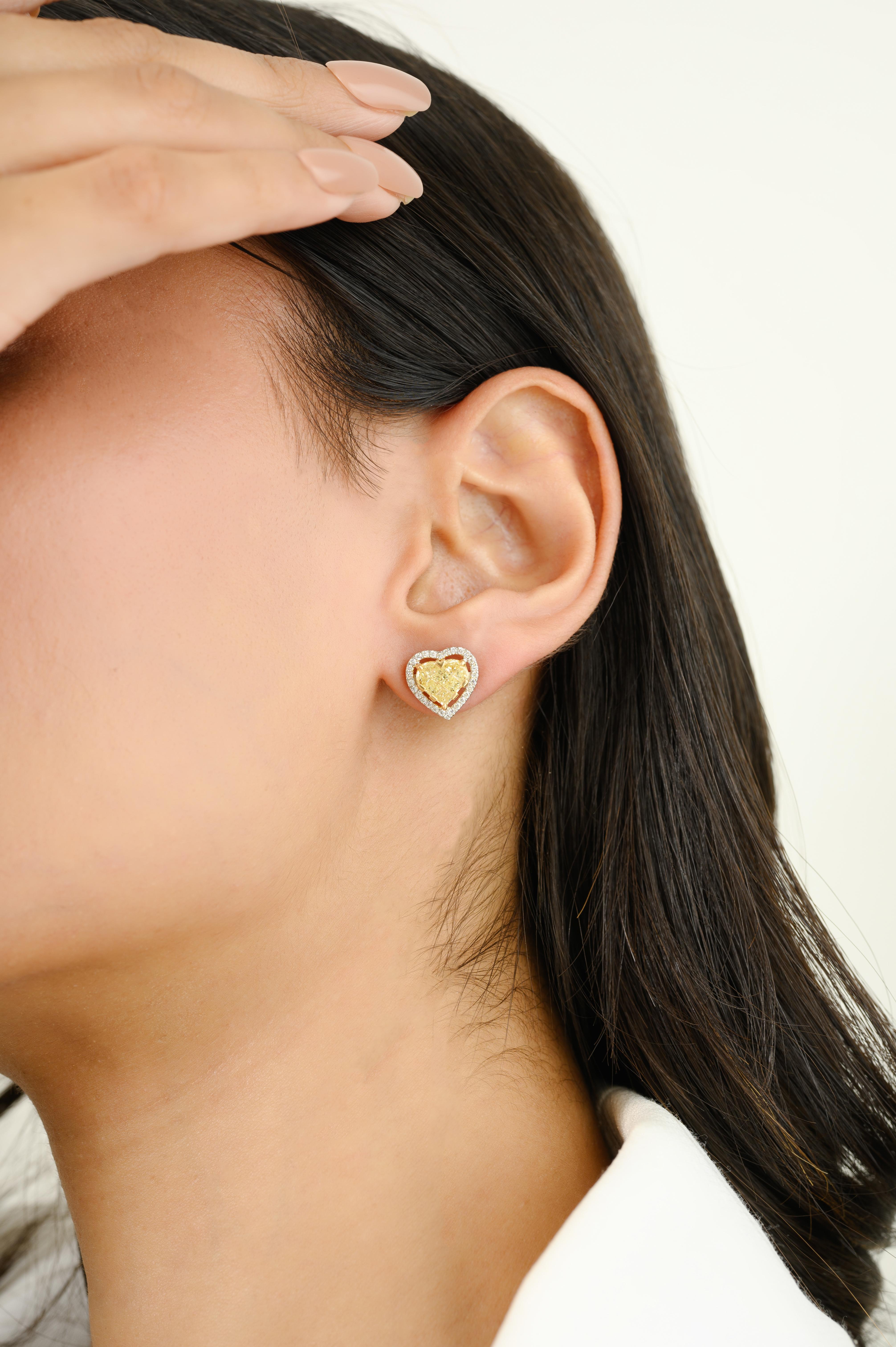 Coppia di orecchini a cuore da donna in oro 18 carati con diamanti gialli certificati, per fare un figurone con il tuo look. Gli orecchini a perno ti serviranno per dare un tocco di classe al tuo look. Questi orecchini creano un look scintillante e