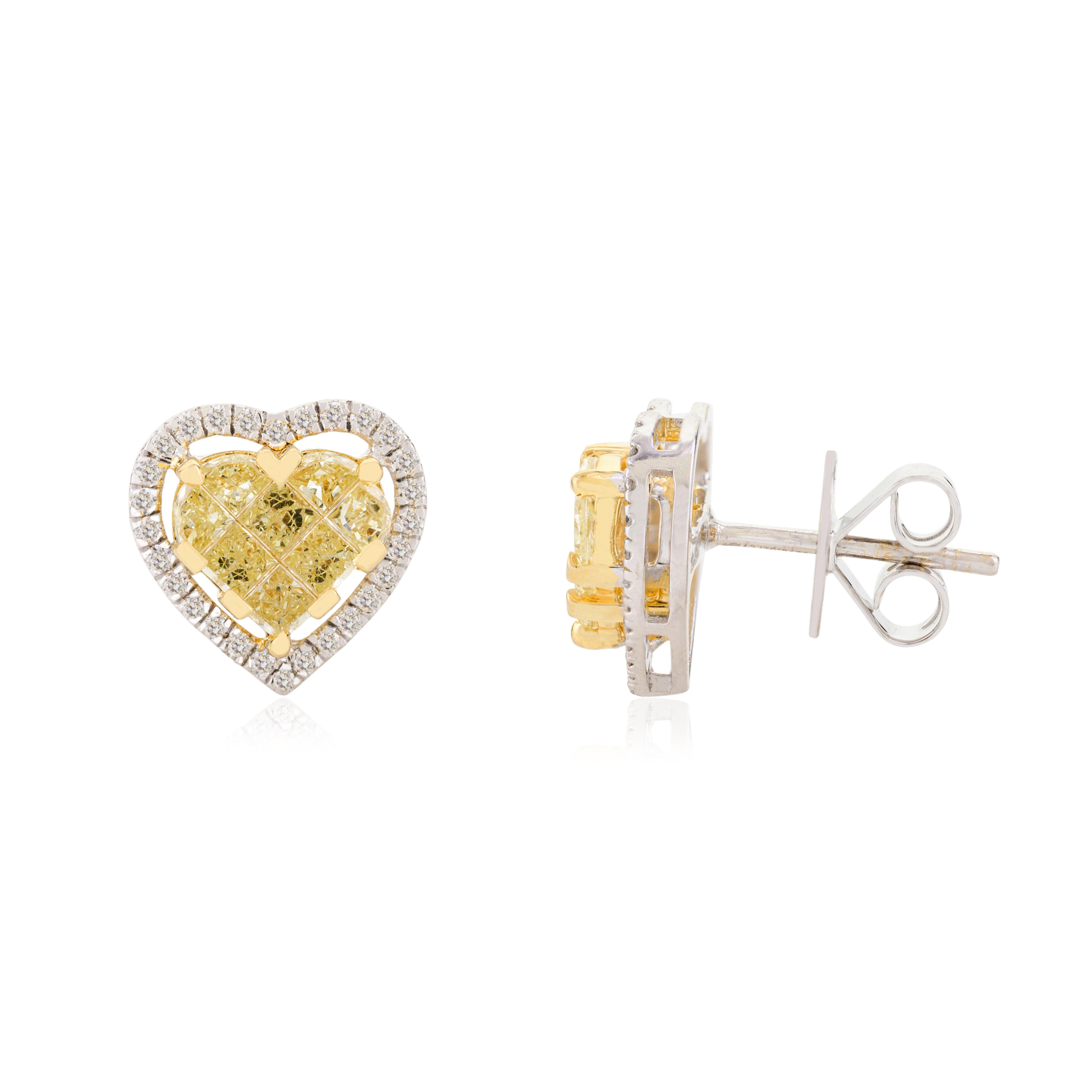 Moderno Coppia di orecchini a cuore con diamanti gialli certificati per donna in oro bianco 18 carati in vendita