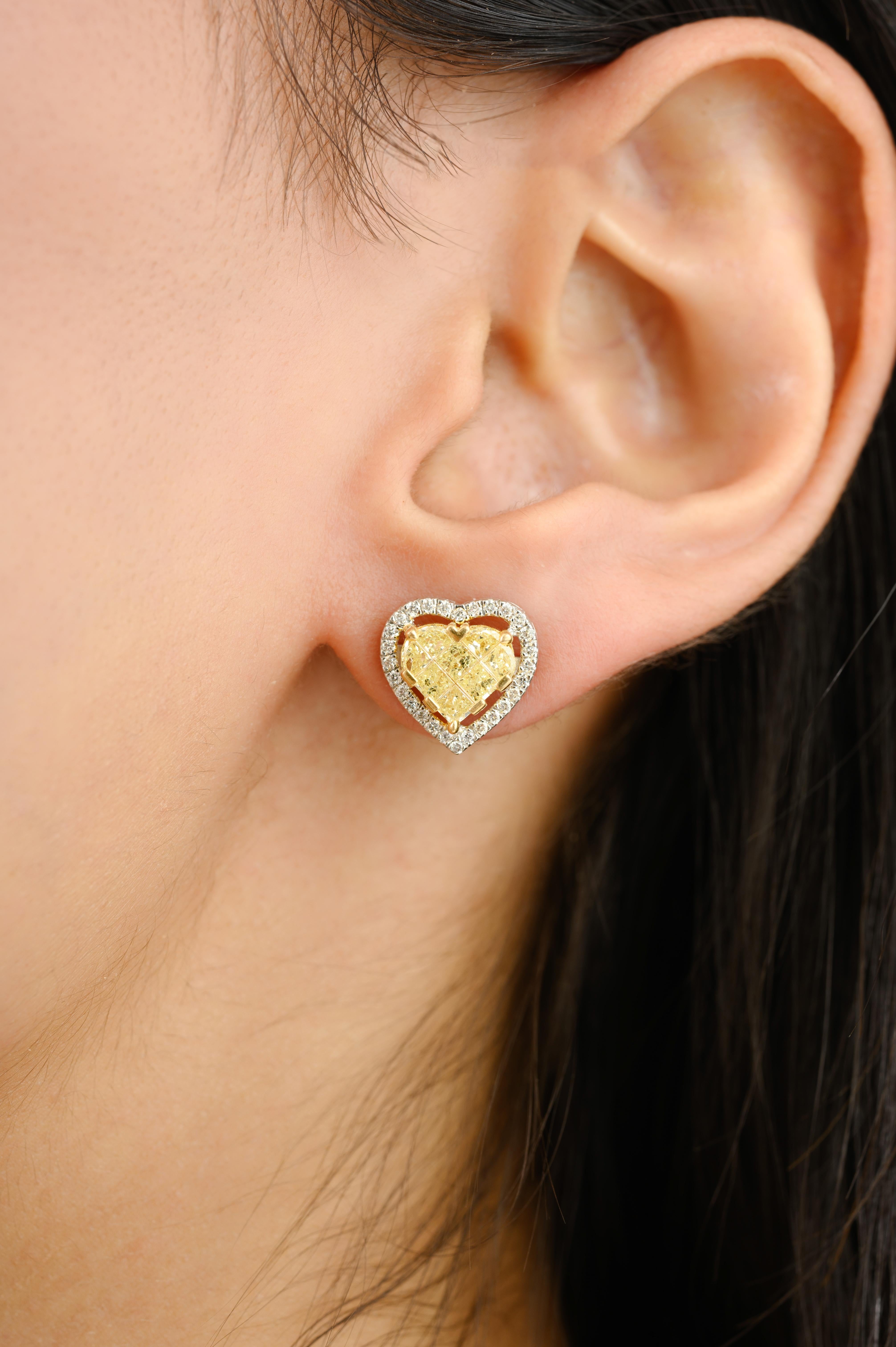 Taglio misto Coppia di orecchini a cuore con diamanti gialli certificati per donna in oro bianco 18 carati in vendita