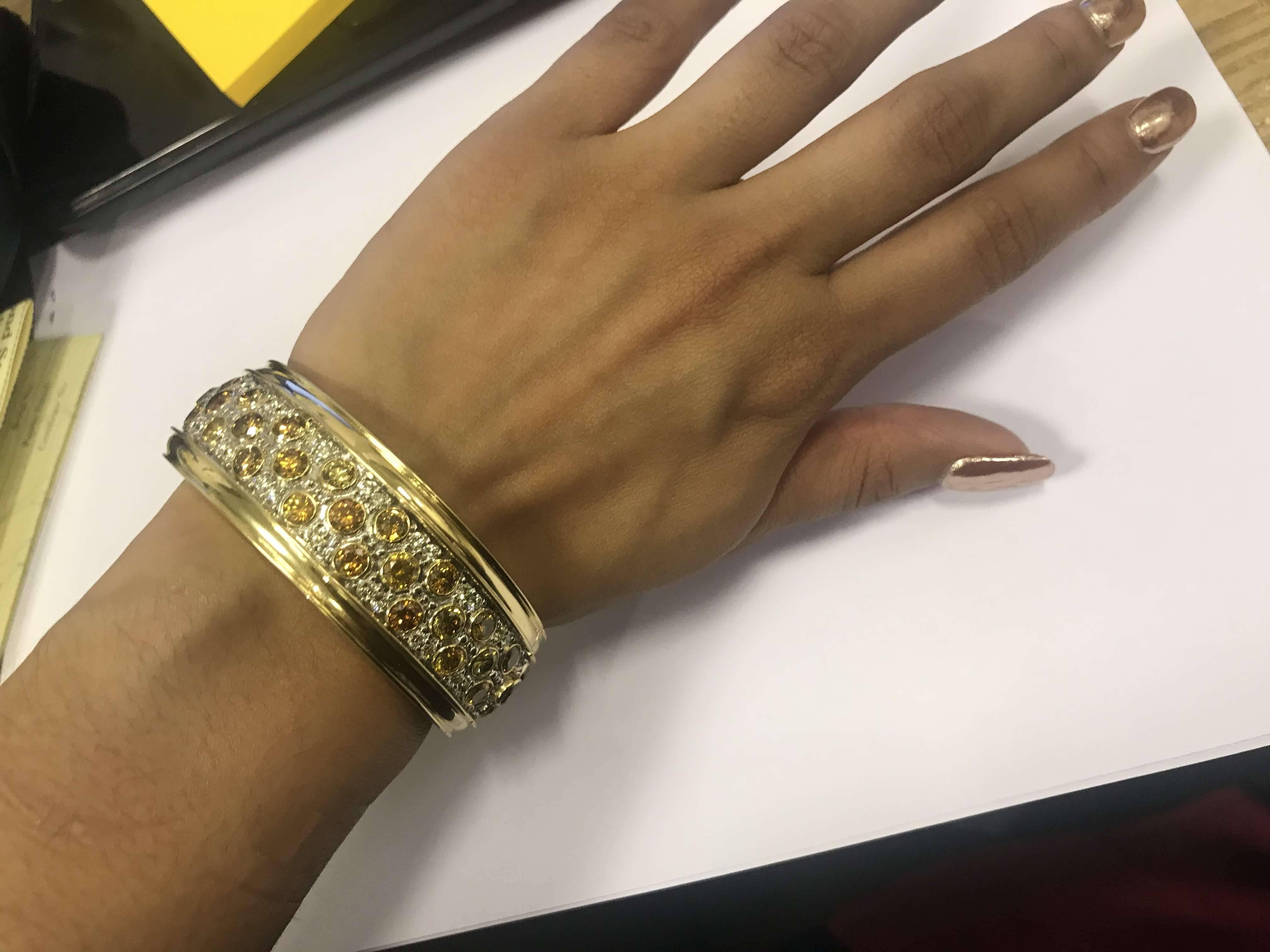 Certified Yellow Gold White and Fancy Yellow Diamond Bangle 25.05 Carat In New Condition In London, GB