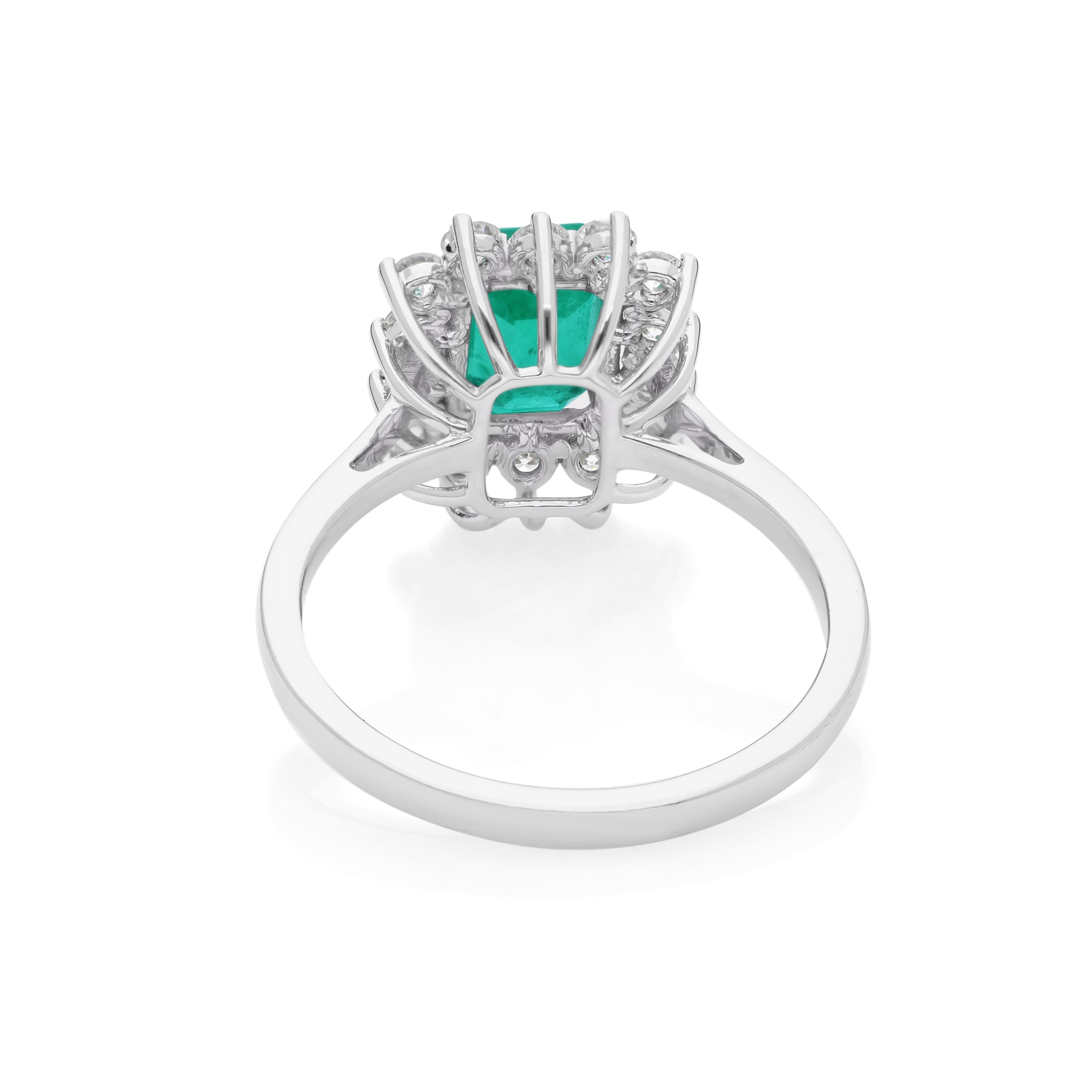 En vente :  Bague de fiançailles en or blanc massif 14k, diamant émeraude zambienne certifiée Halo 6