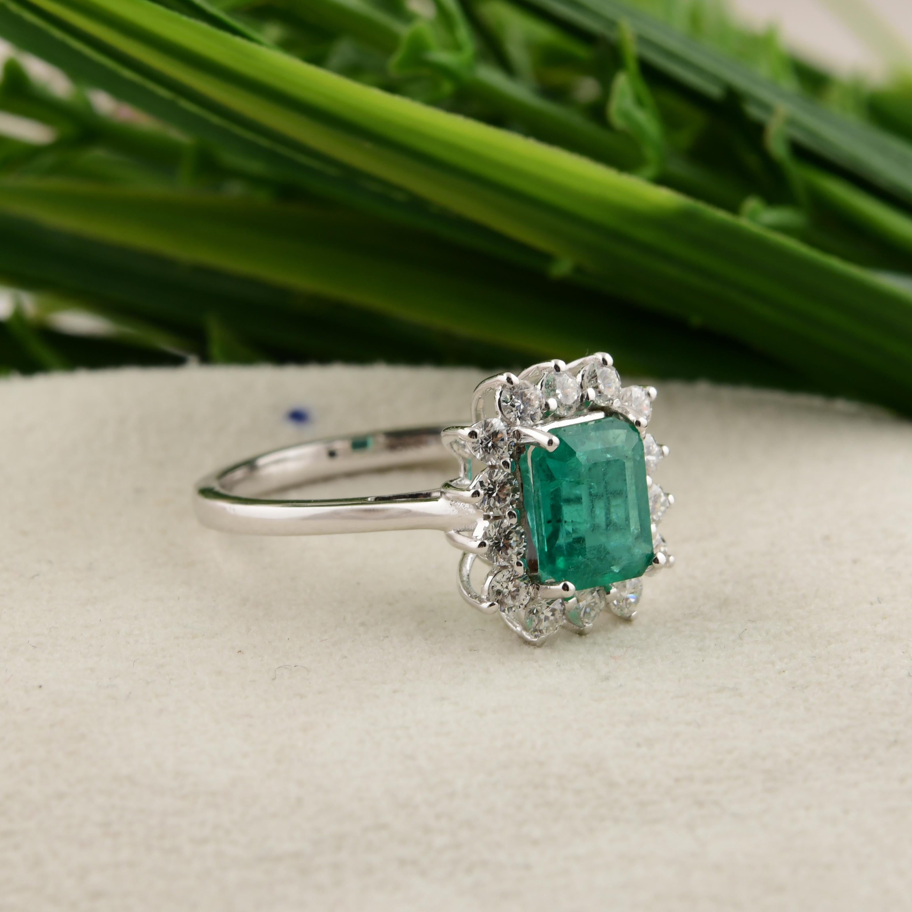 in vendita:  Anello di fidanzamento aureolato con diamante smeraldo dello Zambia certificato in oro bianco massiccio 18k 3