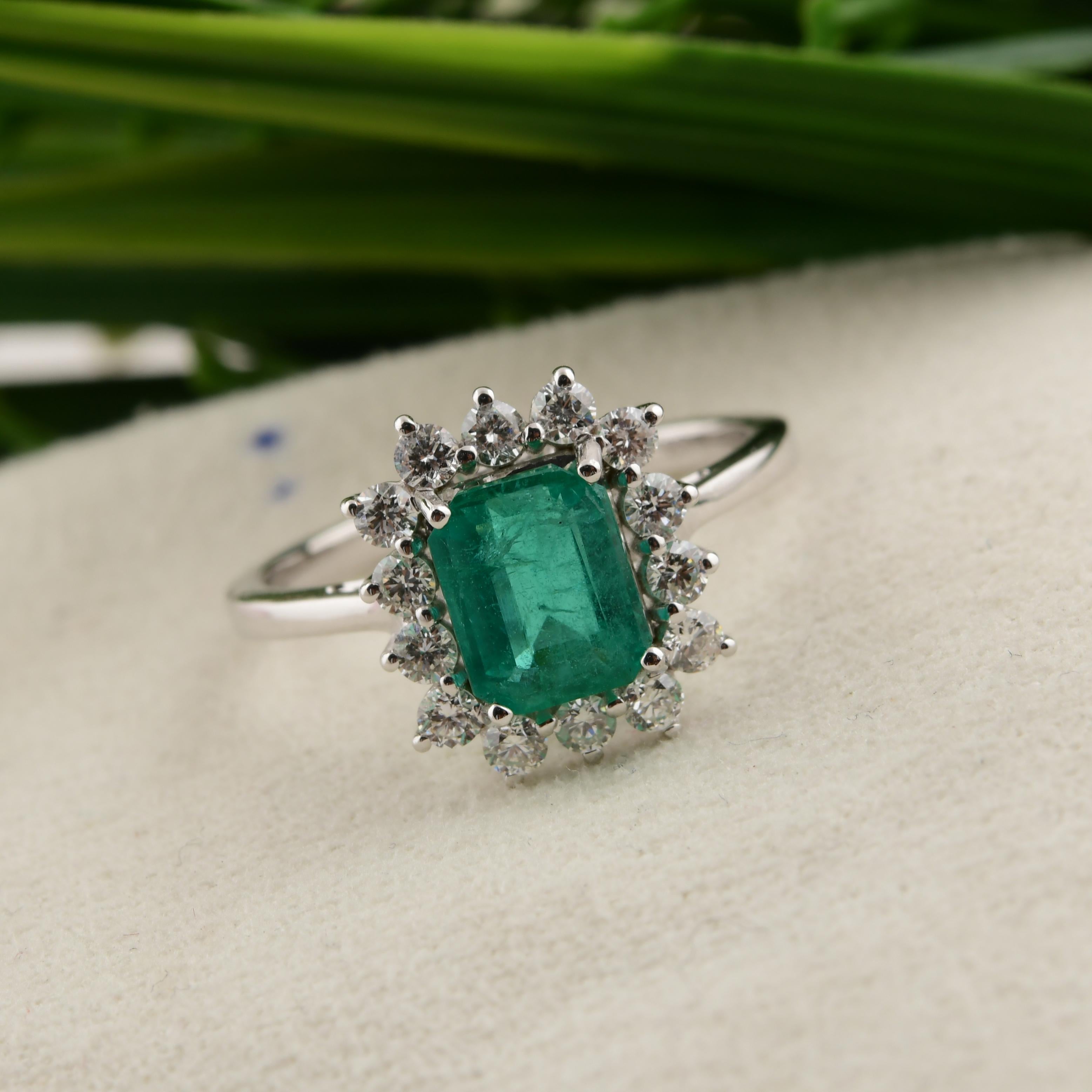 in vendita:  Anello di fidanzamento aureolato con diamante smeraldo dello Zambia certificato in oro bianco massiccio 18k 4
