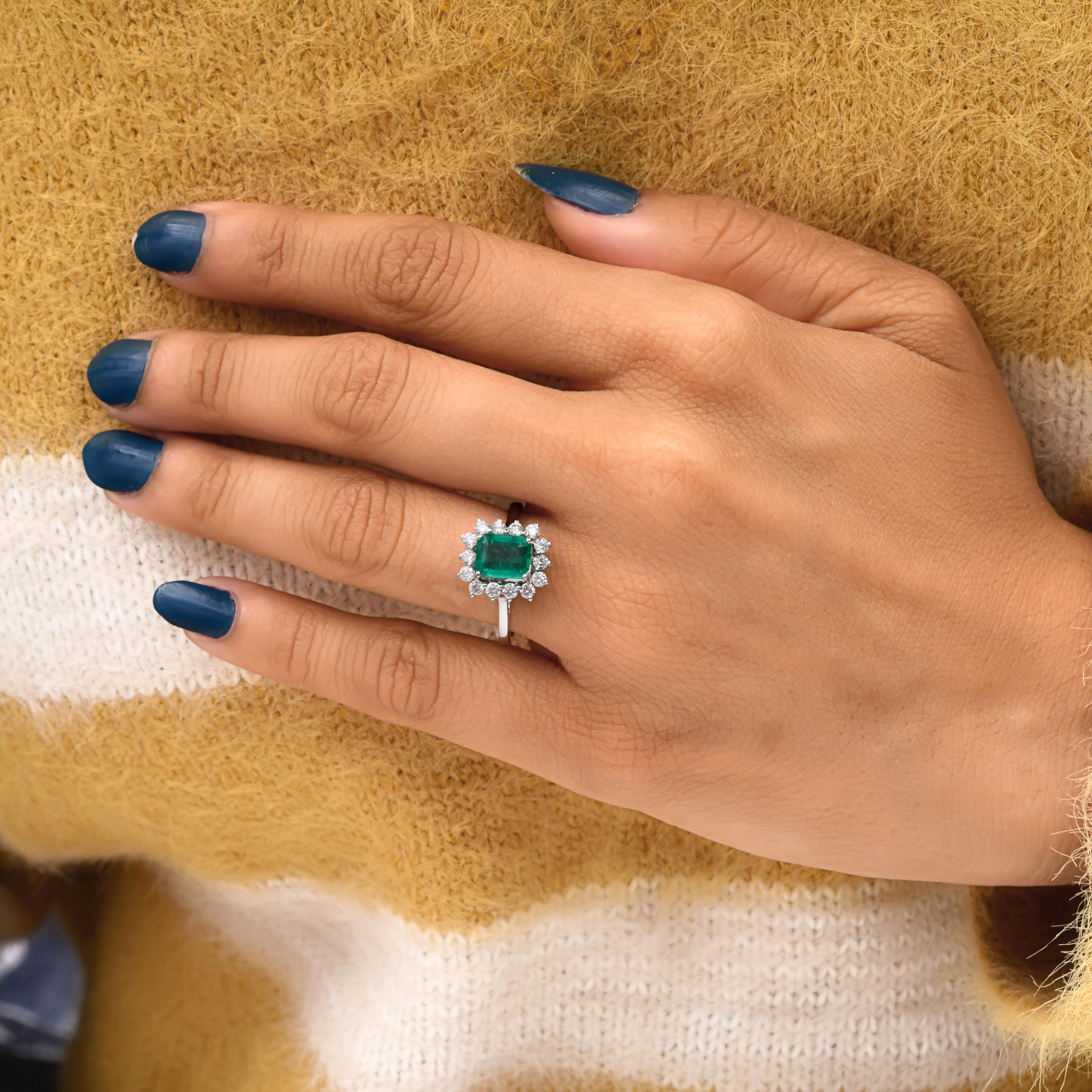 in vendita:  Anello di fidanzamento aureolato con diamante smeraldo dello Zambia certificato in oro bianco massiccio 18k 5