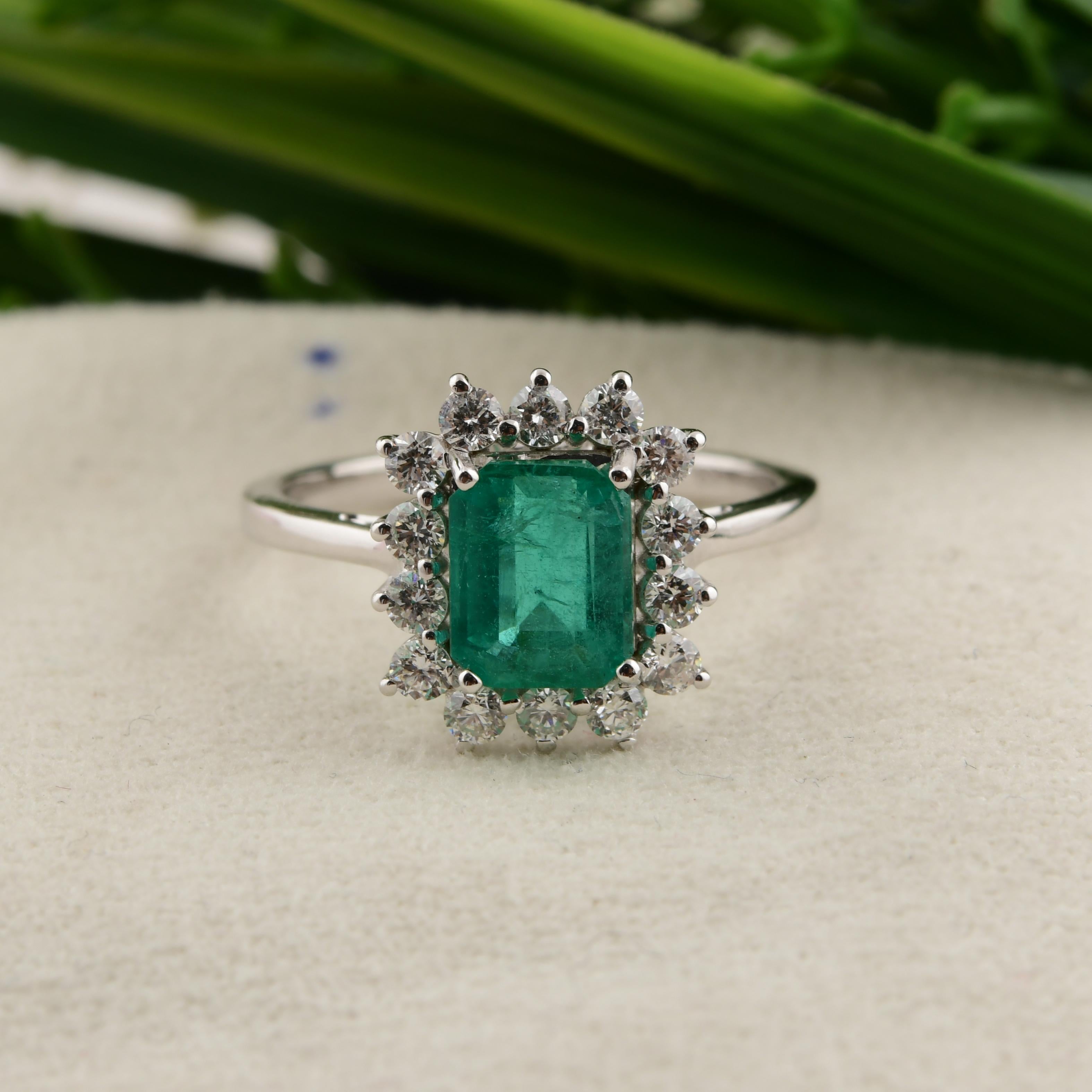 in vendita:  Anello di fidanzamento aureolato con diamante smeraldo dello Zambia certificato in oro bianco massiccio 18k 6