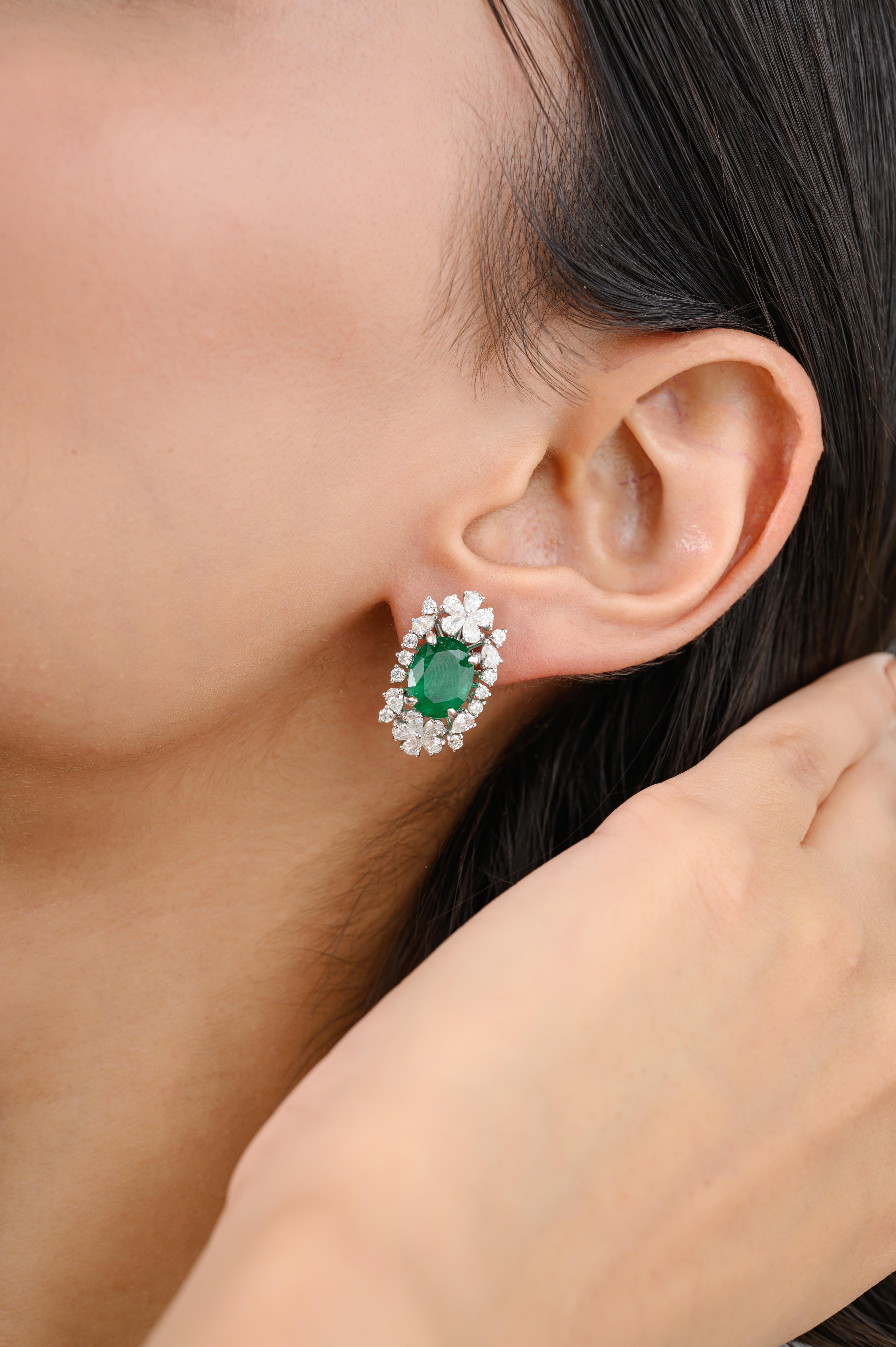 Orecchini da sposa con smeraldo certificato dello Zambia e diamanti in oro 18 carati, per fare un figurone con il tuo look. Gli orecchini a perno ti serviranno per dare un tocco di classe al tuo look. Questi orecchini creano un look scintillante e