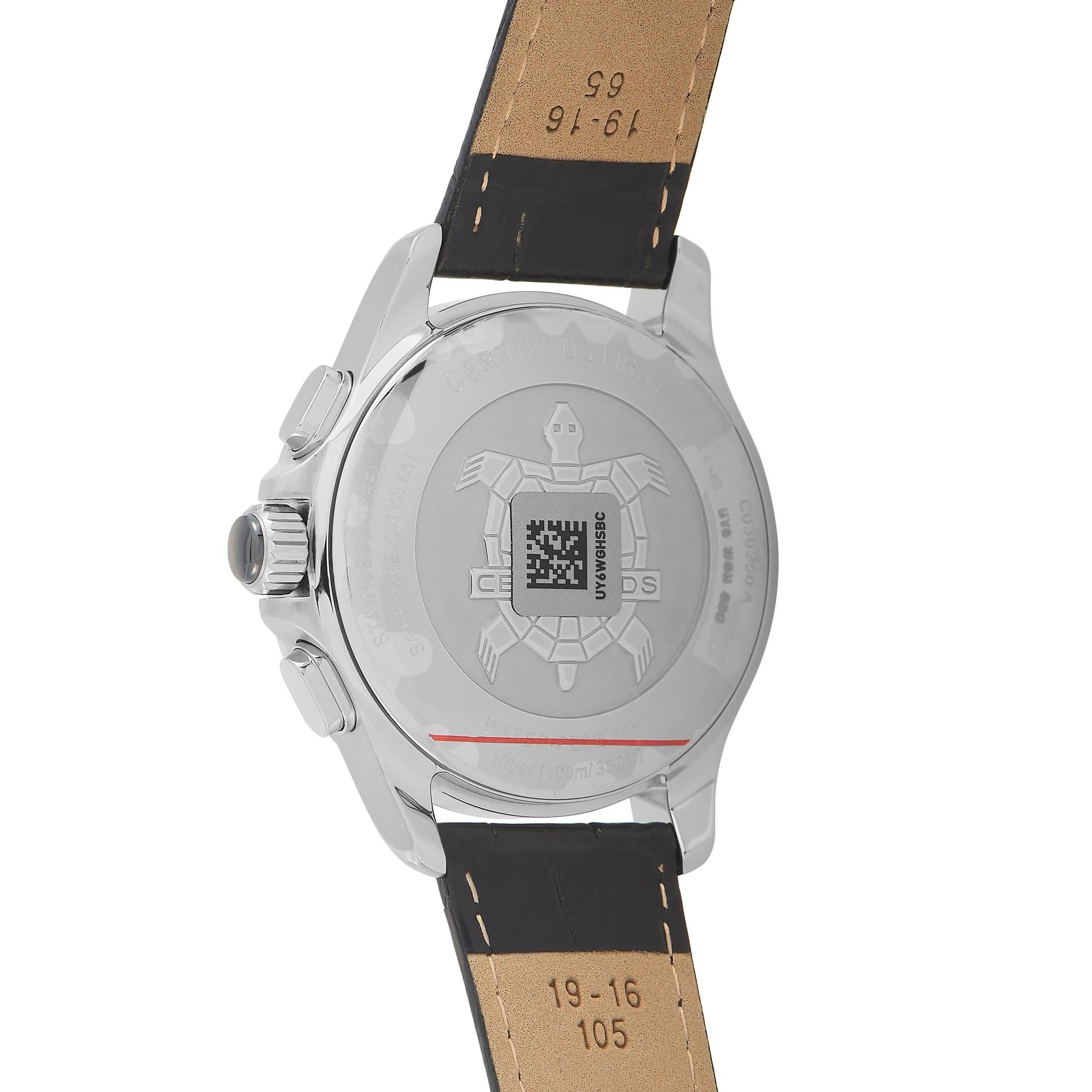 Die Certina DS First Uhr mit der Referenznummer C0302501605600 präsentiert sich mit einem Edelstahlgehäuse, das mit einer Edelstahllünette mit Keramikring ausgestattet ist. Das Gehäuse hat einen Durchmesser von 38 mm und ist an einem schwarzen