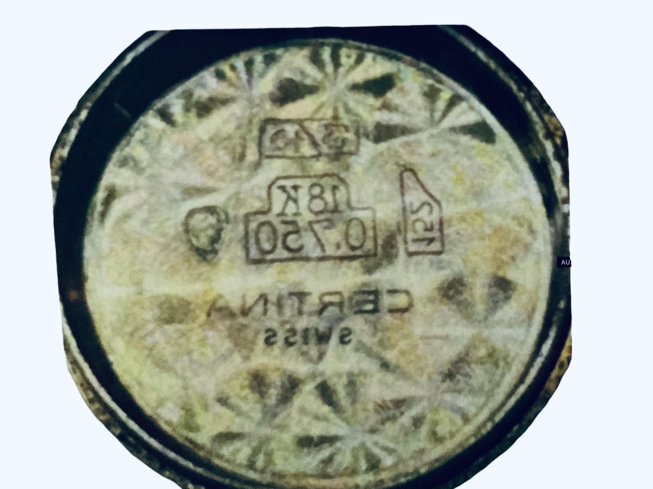 Il s'agit d'une montre-bracelet Certina pour dame. Elle présente un boîtier rond en or 18 carats/750 avec un cadran beige sable avec des chiffres en bâton et des aiguilles heures/minutes en or. Une vitre en matériau acrylique recouvre le boîtier. Le