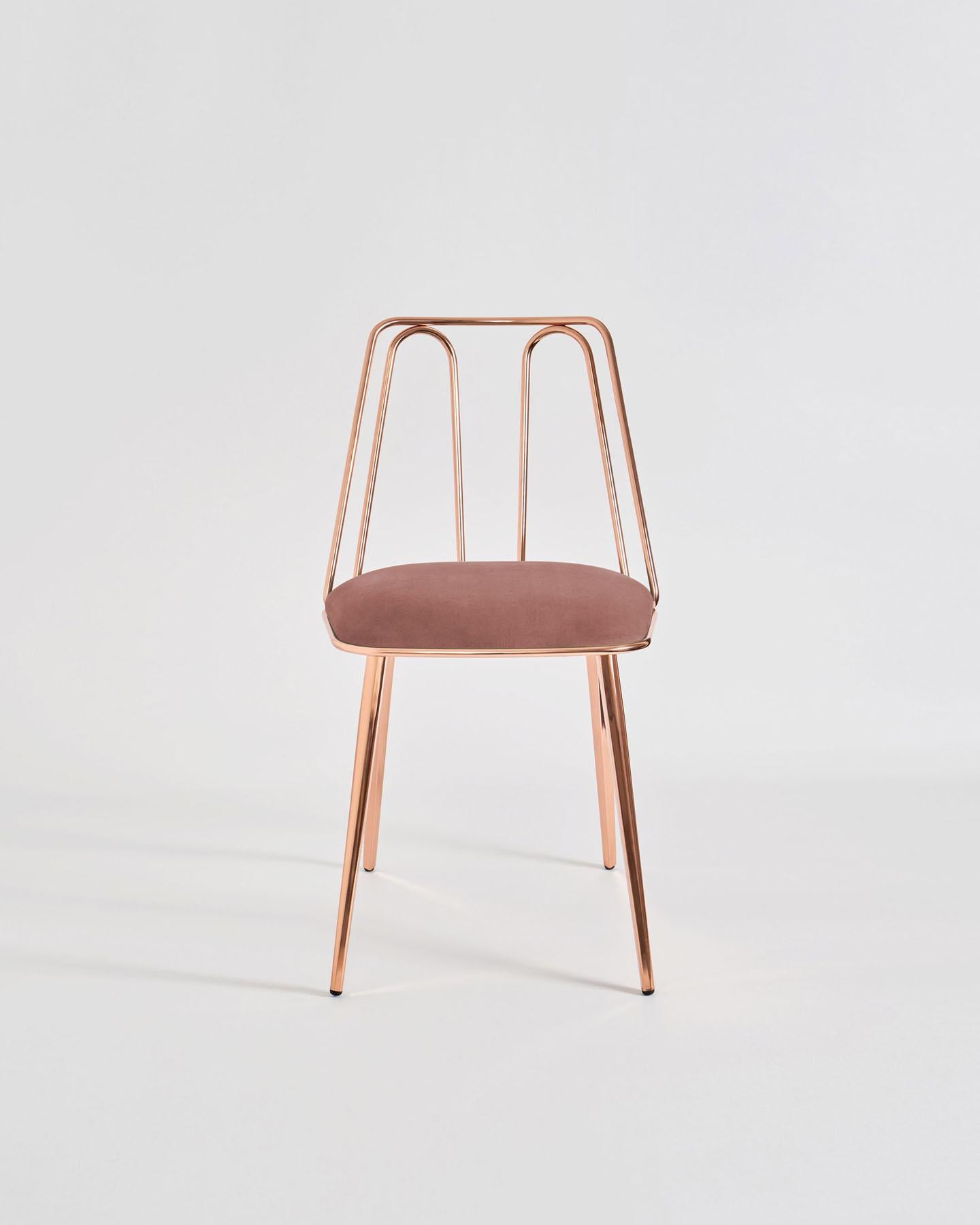 Certosina, design by Enrico Girotti, a slender metal rod outlines the ideal surface of the backrest with an alternating and sinuous movement, interacting with the seat in an embrace from which trapezoidal shaped legs develop downward.
Each piece of