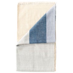 Ceru Handloom Merino Throw / Manta en tonos neutros de crema y azul sereno