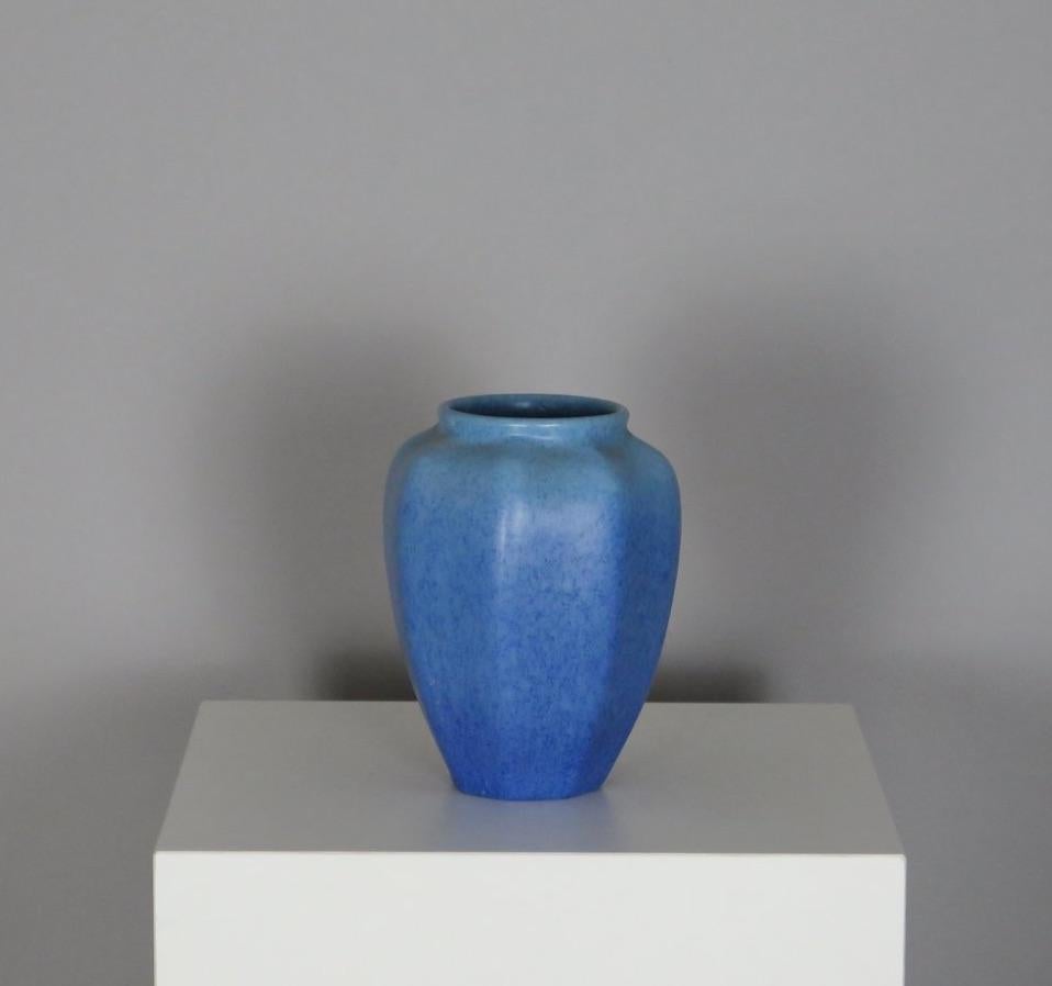 Vase Art déco bleu céruléen de Pilkington Royal Lancastrian Pottery. Angleterre, vers 1920.
