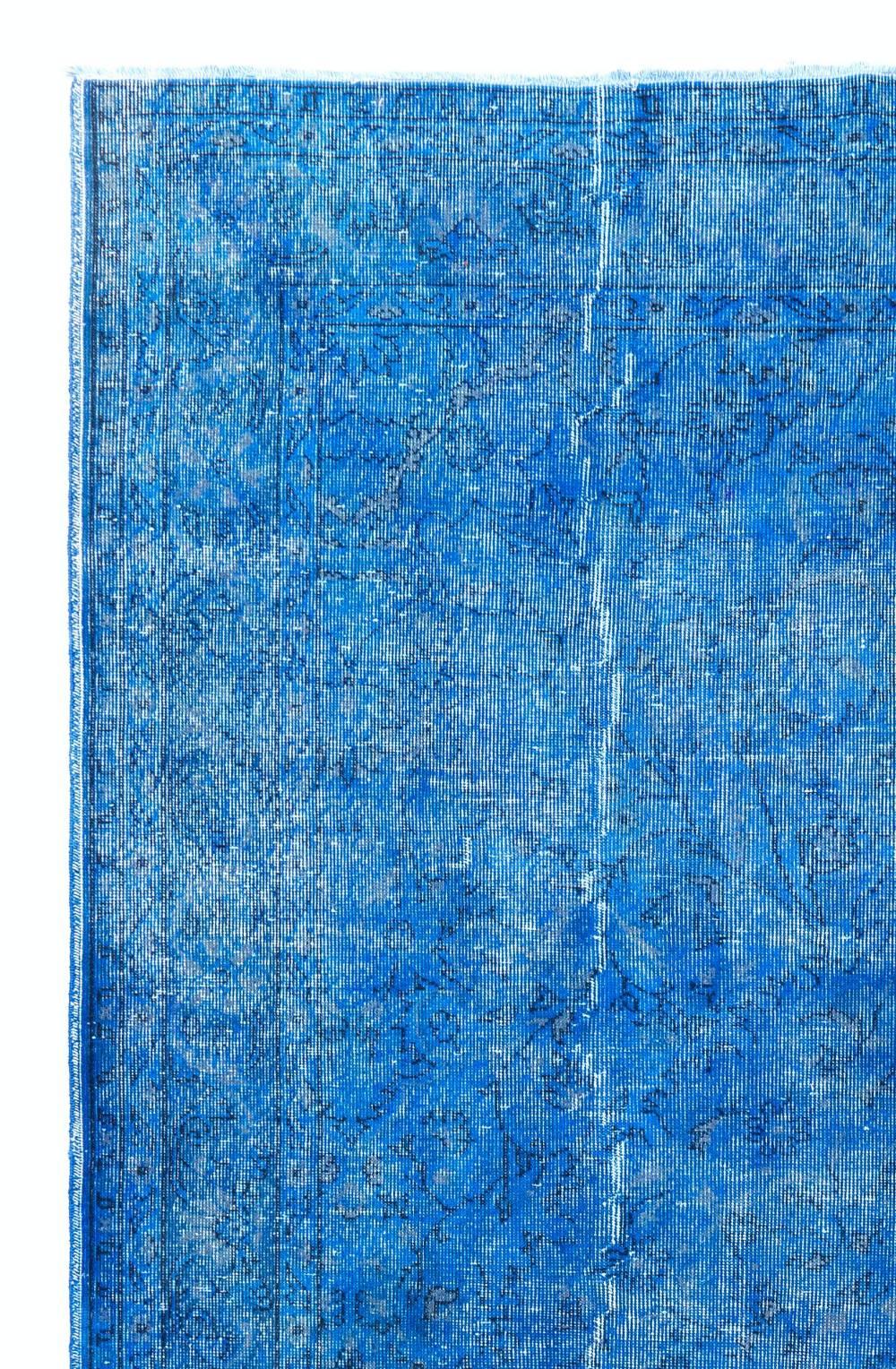 A vintage over-dyed handmade Turkish rug in cerulean blue color. Finely hand knotted, low wool pile on cotton foundation. Deep washed. Sturdy and can be used on a high traffic area, suitable for both residential and commercial interiors.
   