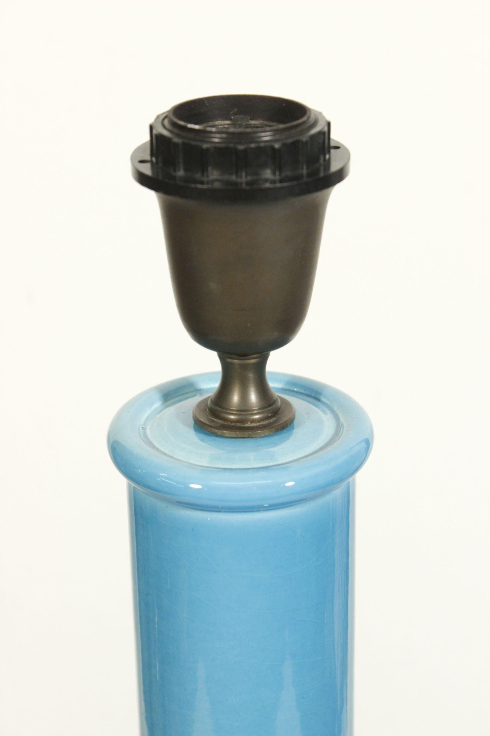 Wunderschöne Vintage-Keramiklampe mit blauer Craquelé-Glasur von Alvino Bagni, Italien um 1960. 

Die Glasur hat eine satte Farbe und einen hohen Glanz, der durch das feine Craquelé noch unterstrichen wird. Die Lampe ist unter dem Sockel mit AB