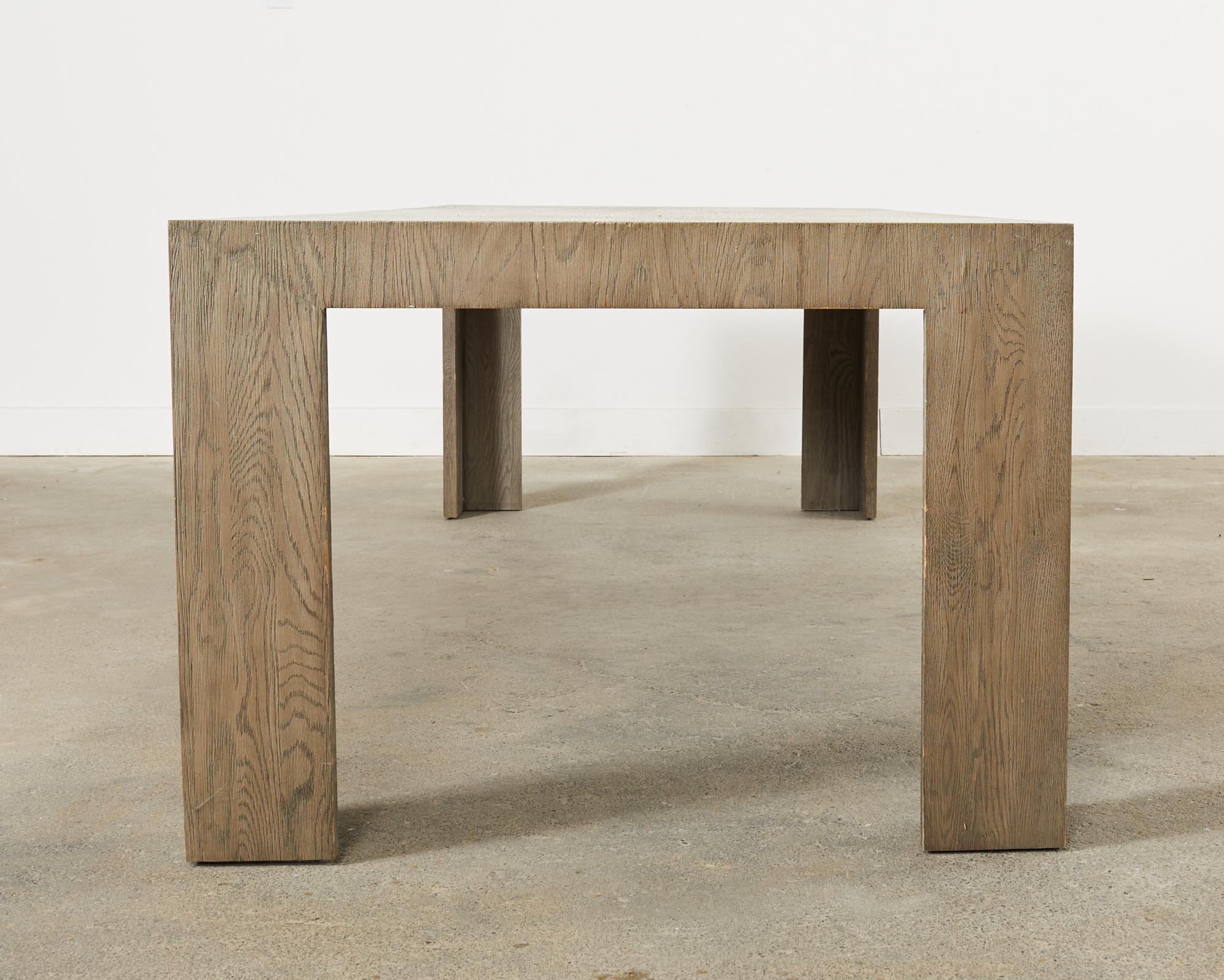 Tavolo da pranzo rettangolare in stile Parsons in Oak Oak Distressed Cerused in vendita 5