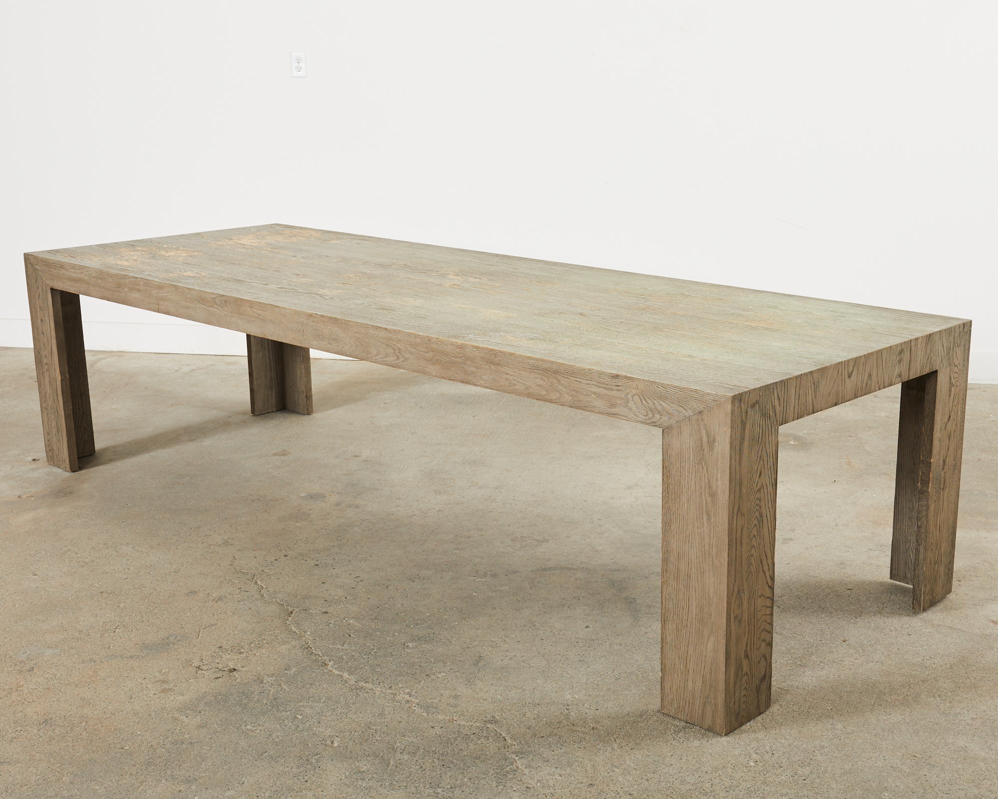 Tavolo da pranzo rettangolare in stile Parsons in Oak Oak Distressed Cerused in vendita 7