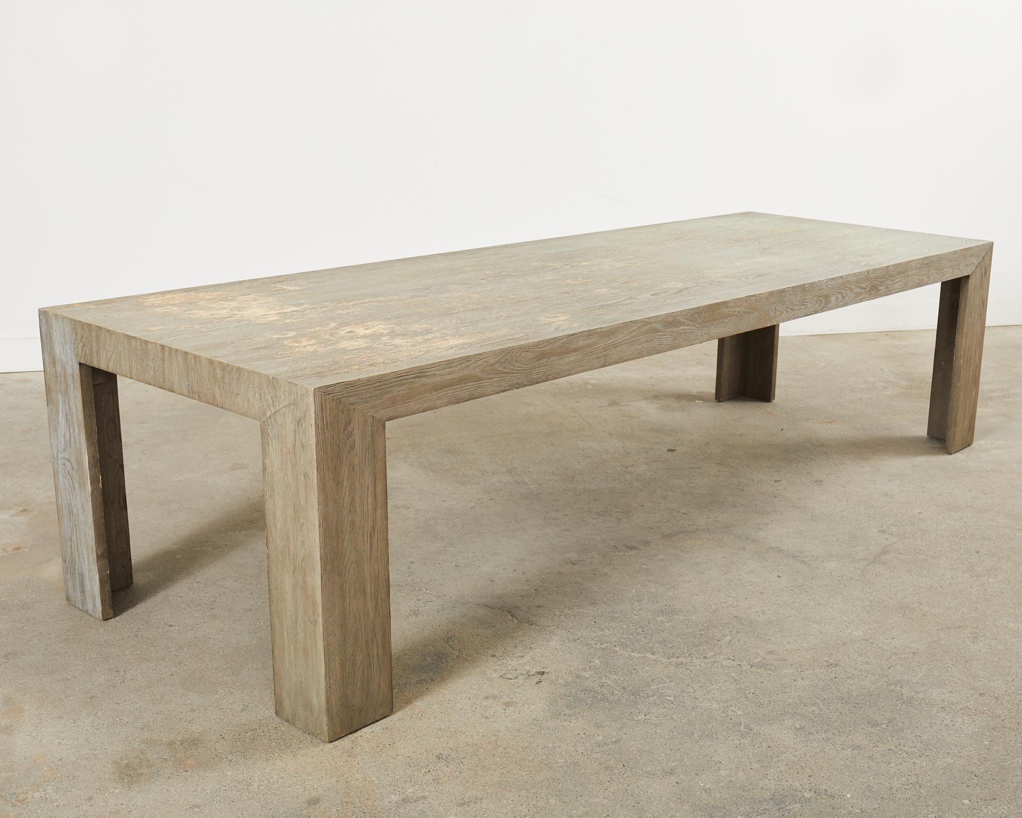 Tavolo da pranzo rettangolare in stile Parsons in Oak Oak Distressed Cerused in vendita 9